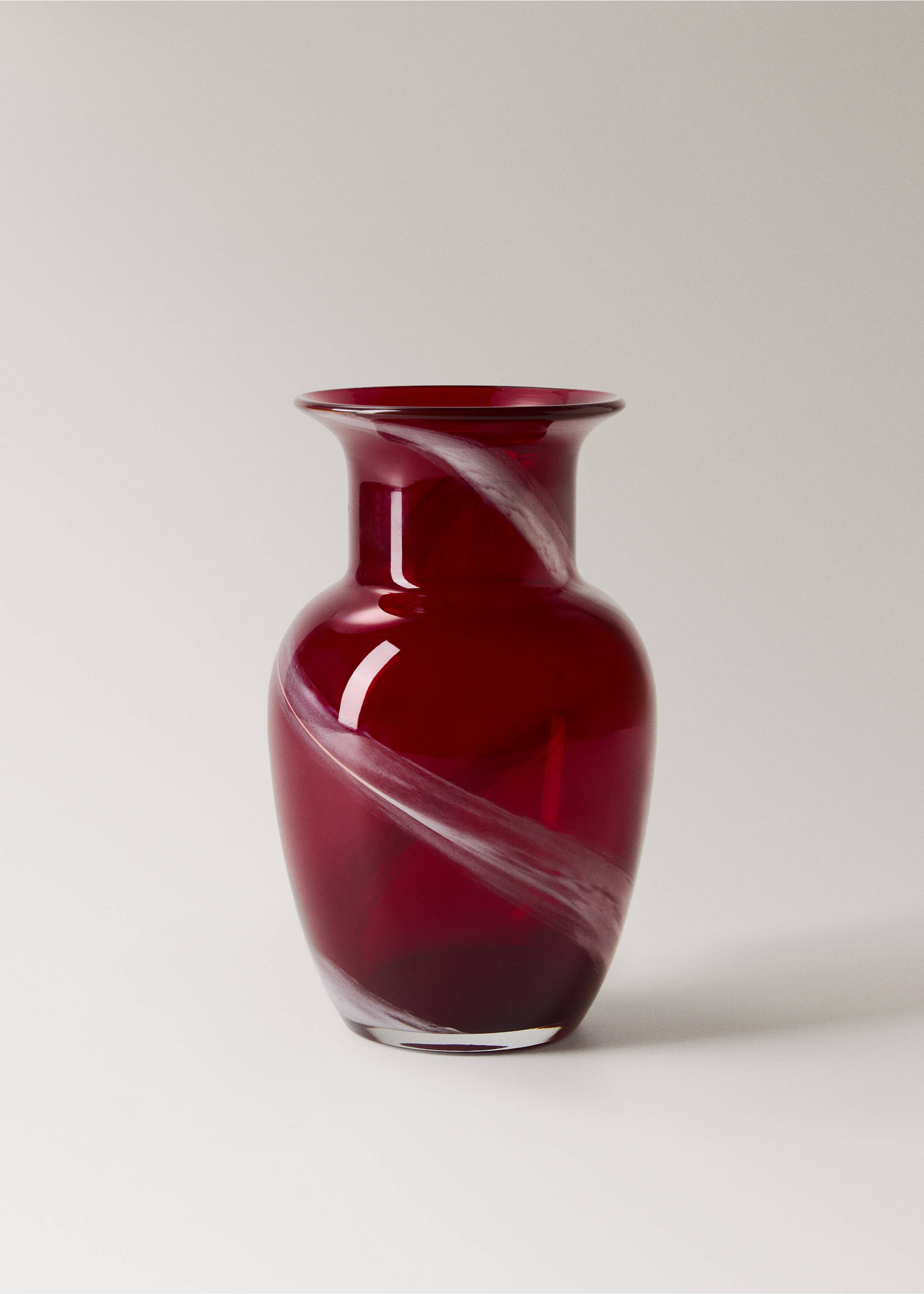 Tall glass vase - Article without model, Red. Ref: 17098280-00.