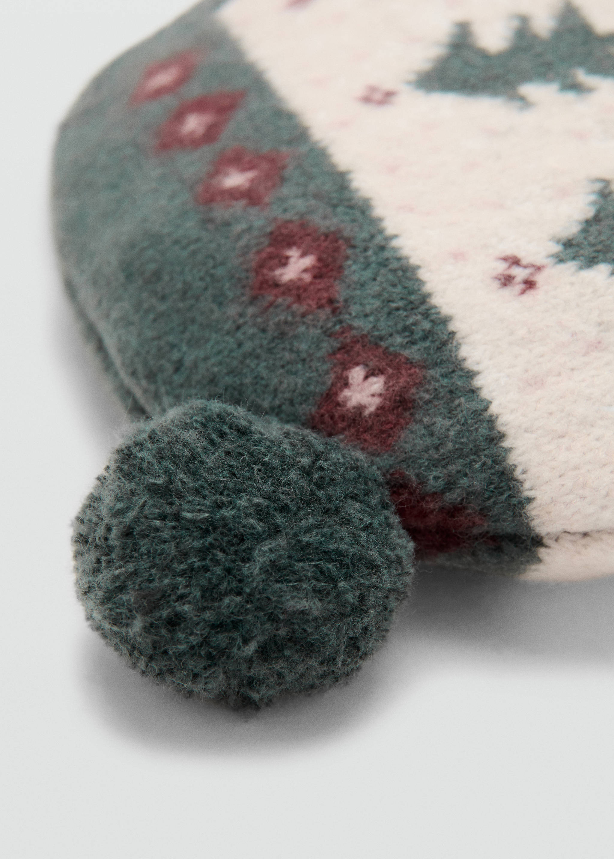 Pletená čepice se střapcem - Náhled ve středové rovině