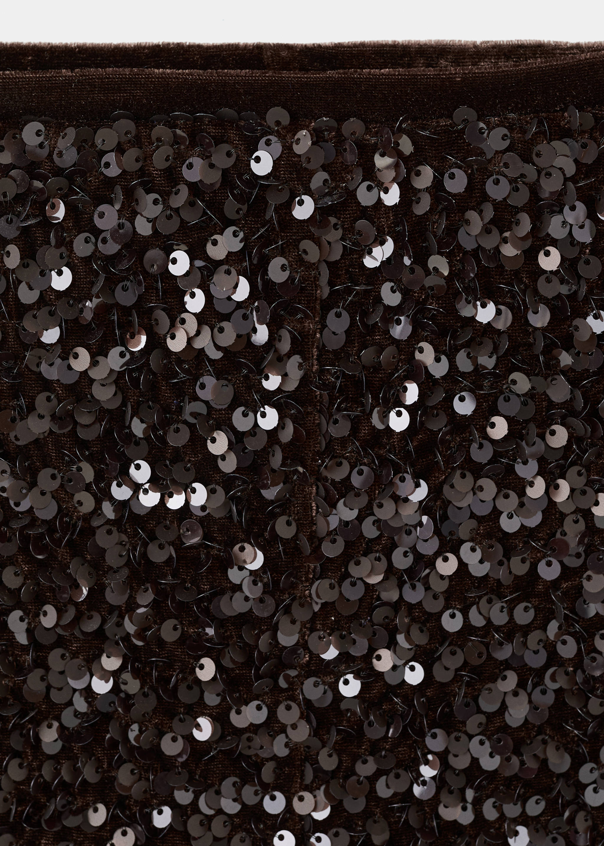 Primer plano de shorts de lentejuelas en marrón oscuro.