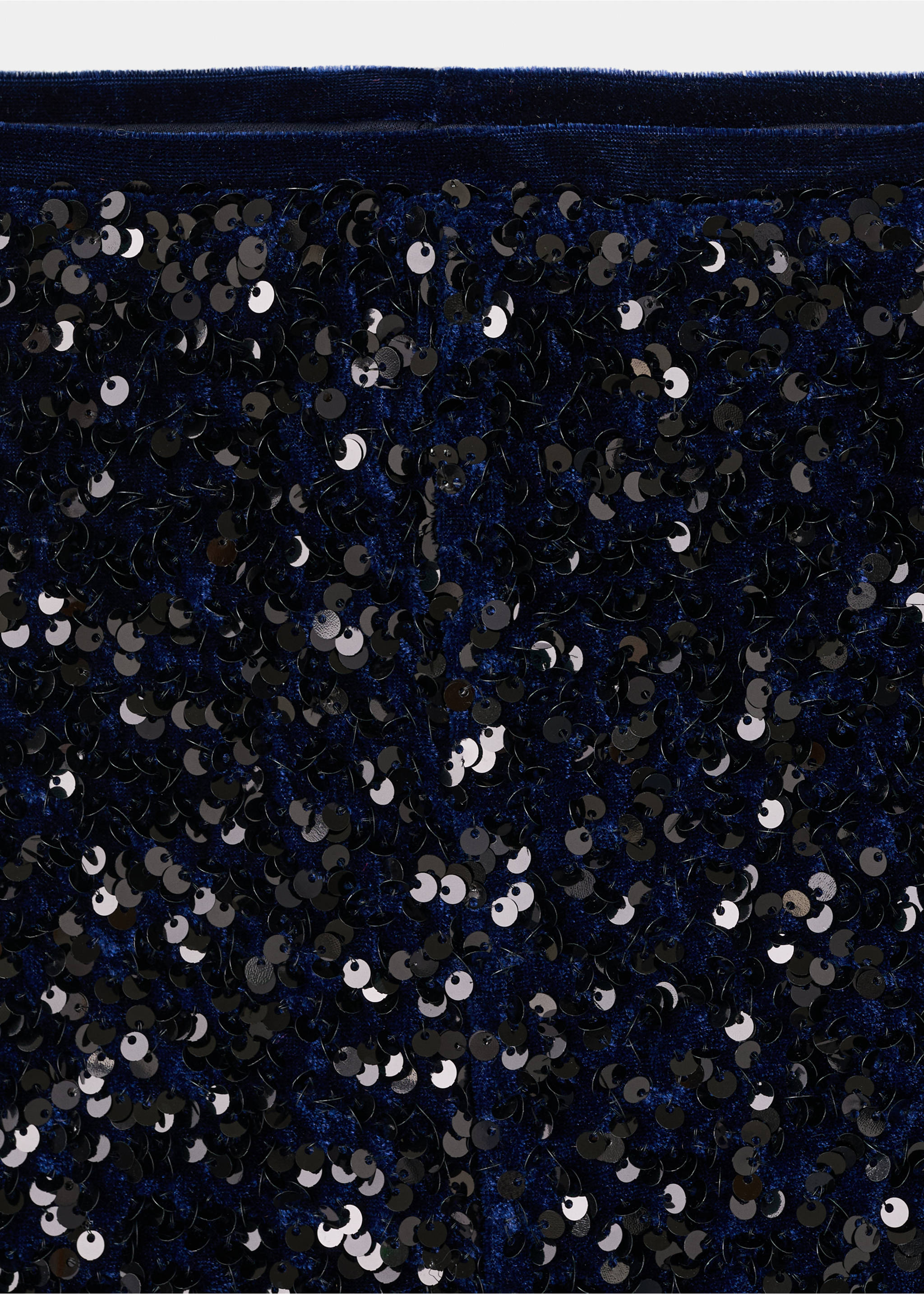 Primer plano de shorts de terciopelo azul oscuro cubiertos de lentejuelas negras., Azul marino. Ref: 17099112-00.