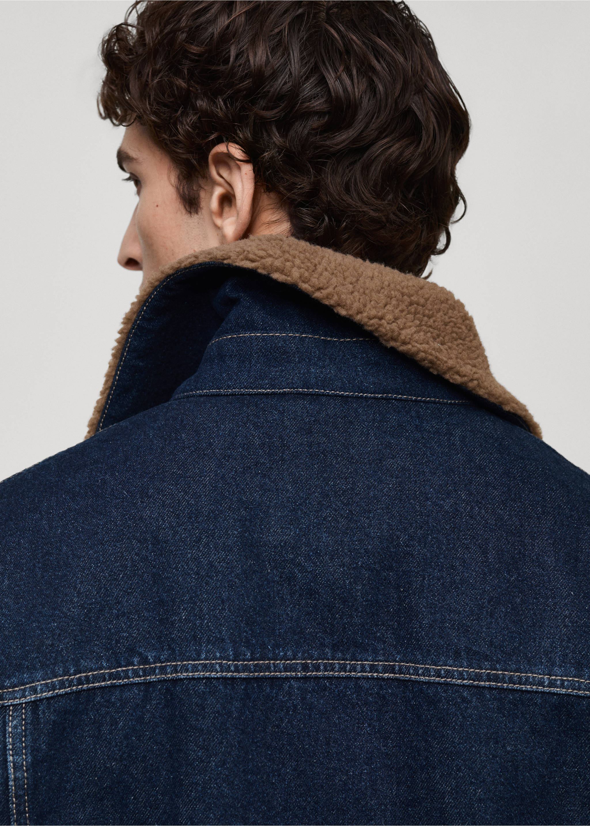 Denim jacket with shearling lining - Details of the article 6, Dark Blue. Ref: 17147916-00.