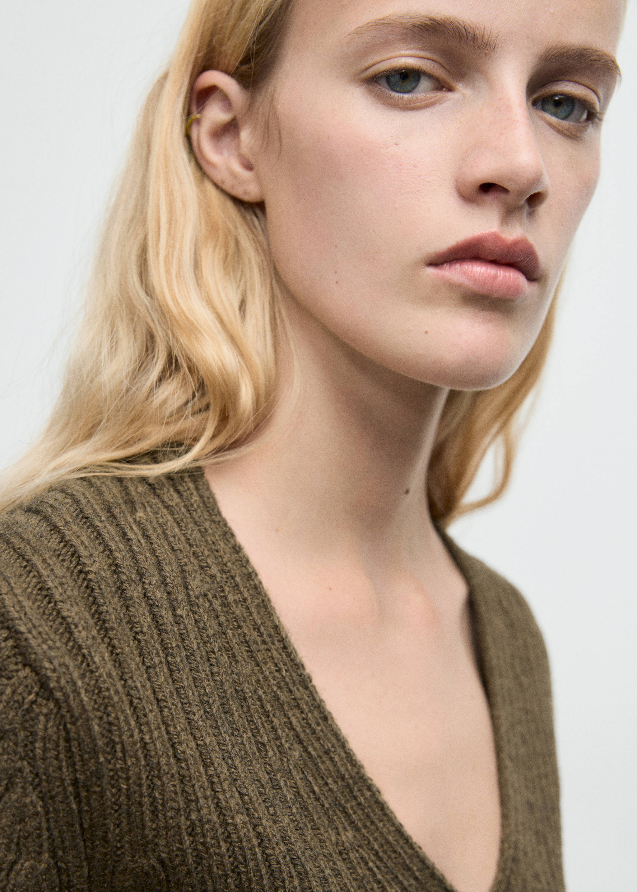 V-neck ribbed cardigan - Details of the article 1