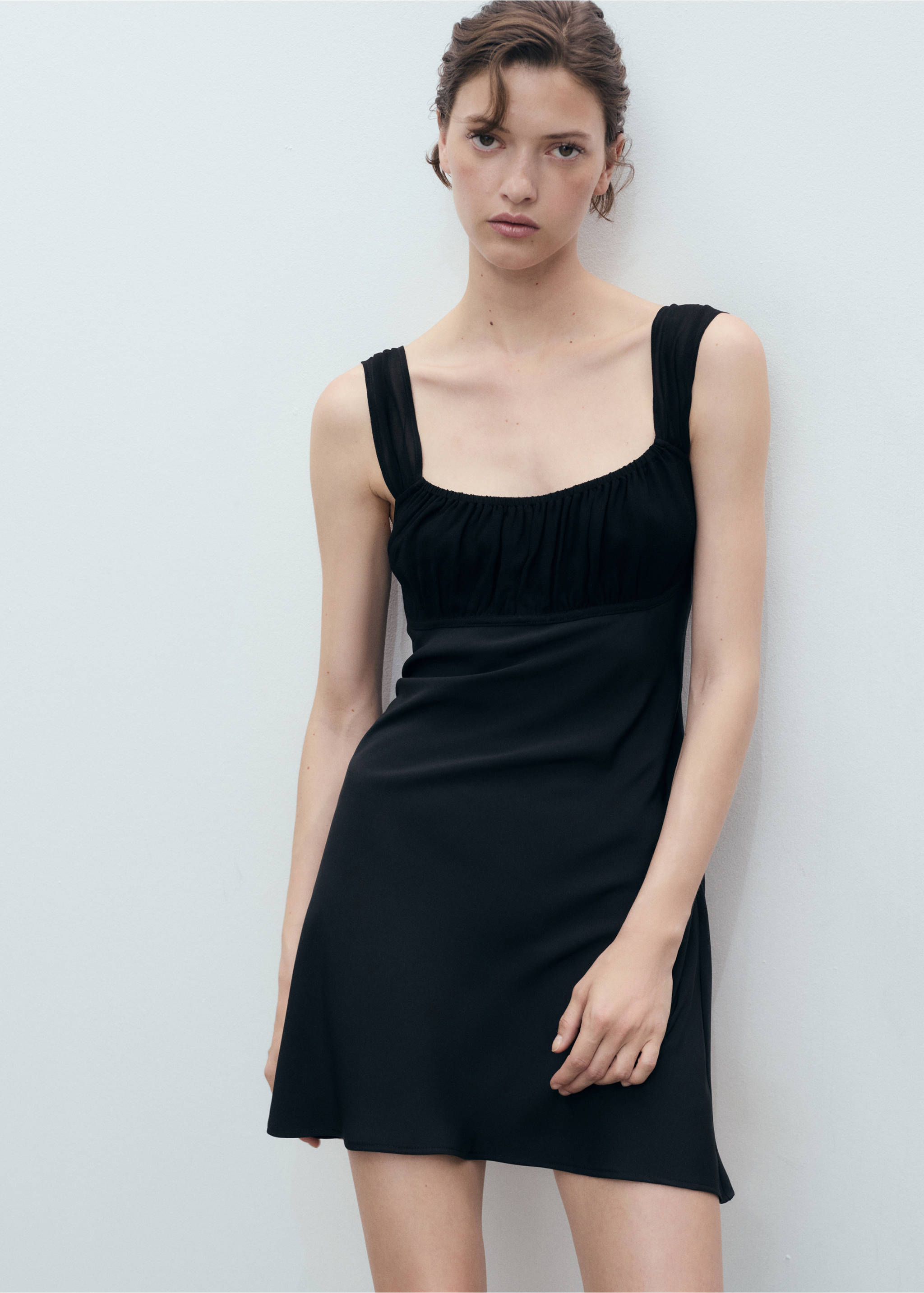 Vestido escote fruncido - Plano medio, Negro. Ref: 17991159-00.