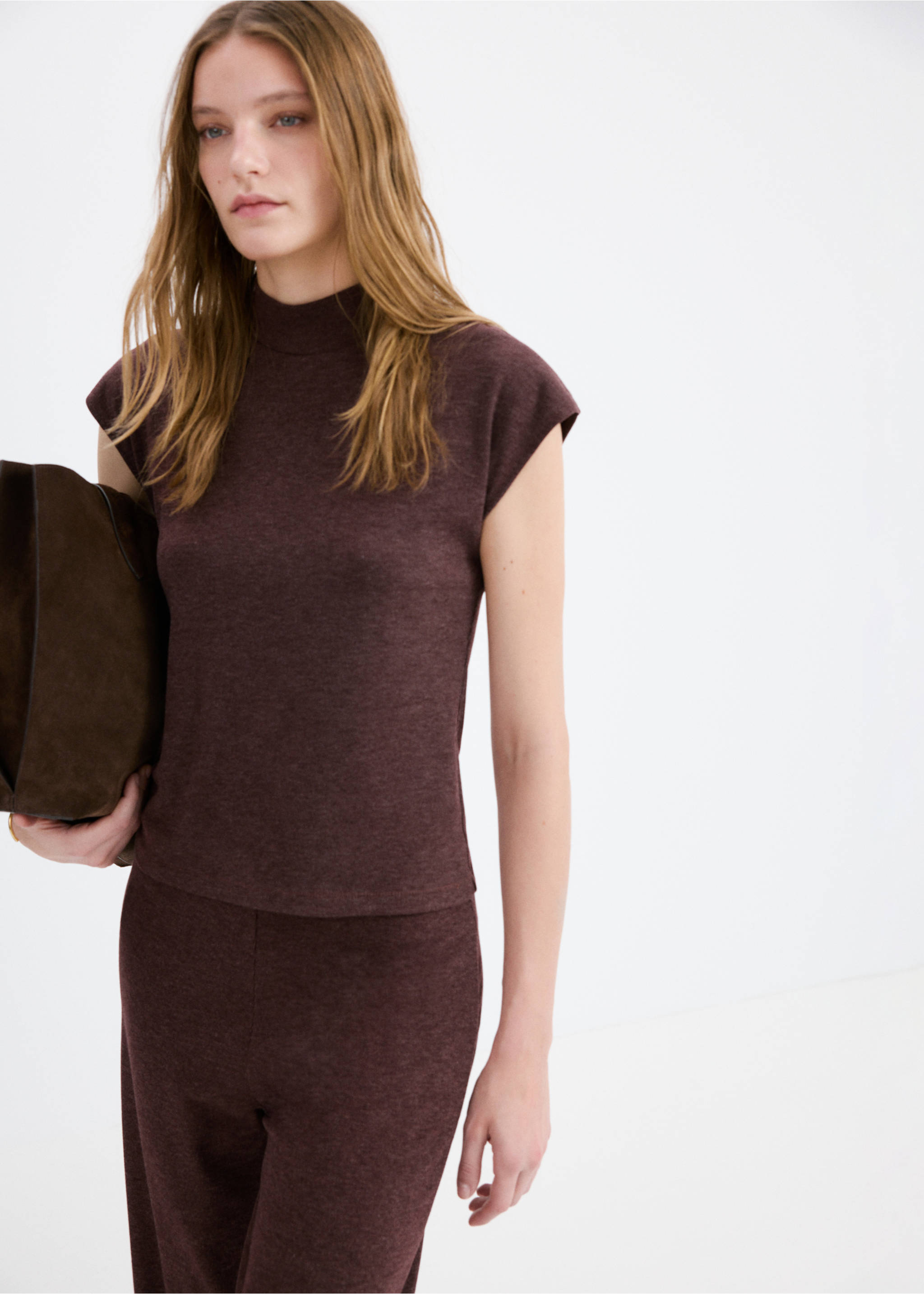 High collar T-shirt - Details of the article 2, Burgundy. Ref: 27001343-00.