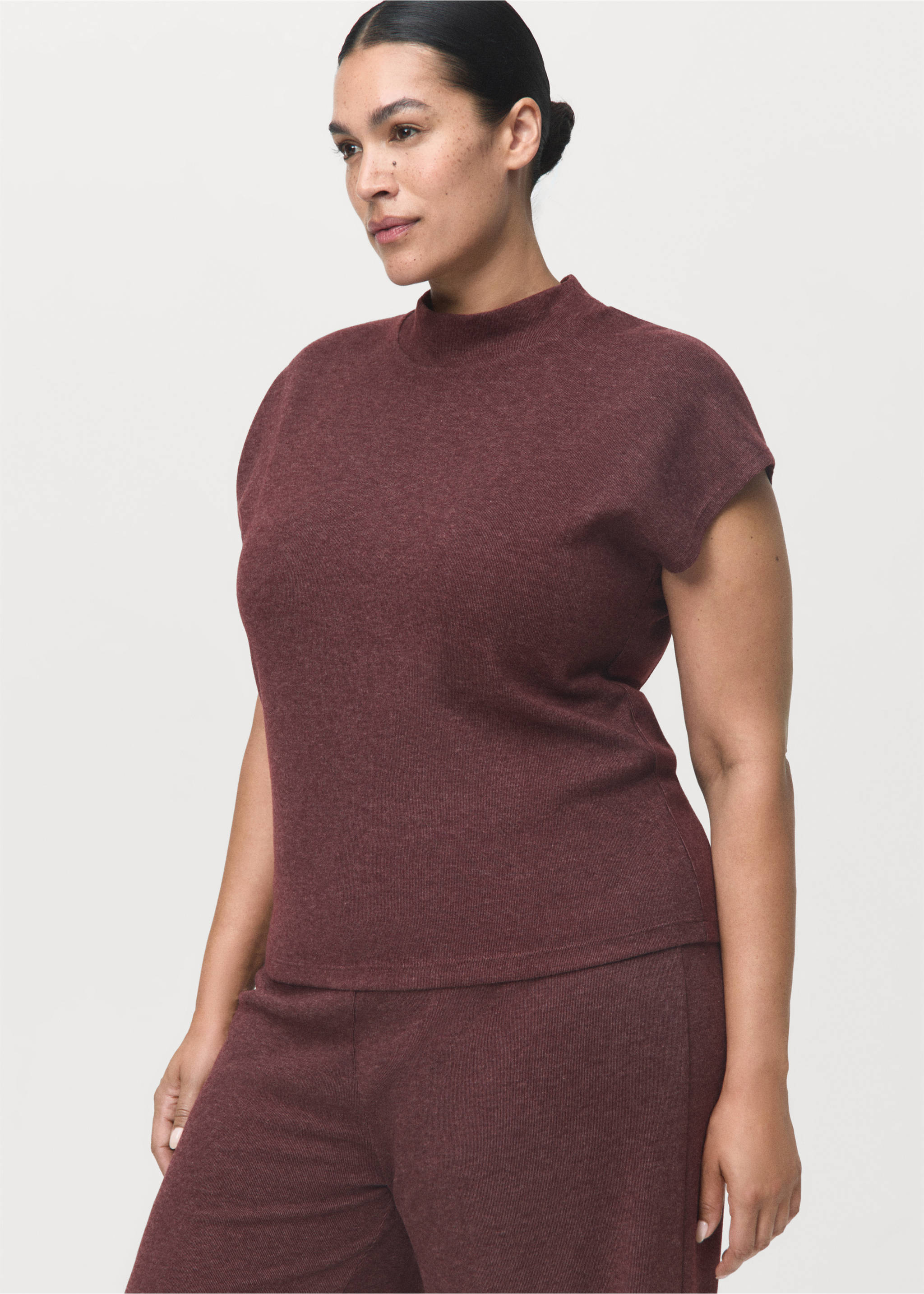High collar T-shirt - Details of the article 5, Burgundy. Ref: 27001343-00.