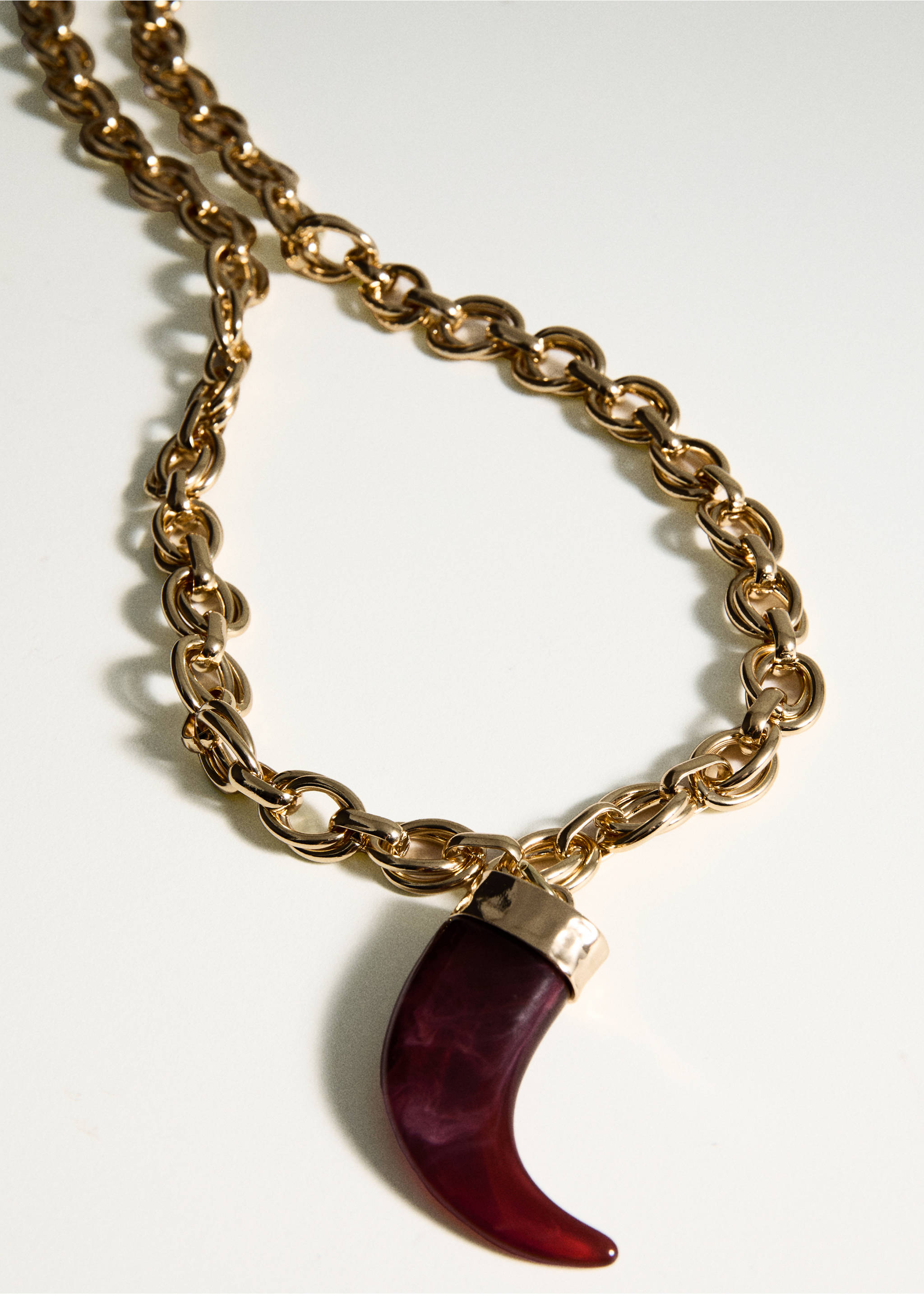 Gold-tone chain necklace with a burgundy marbled horn pendant., Gold. Ref: 27004787-00.