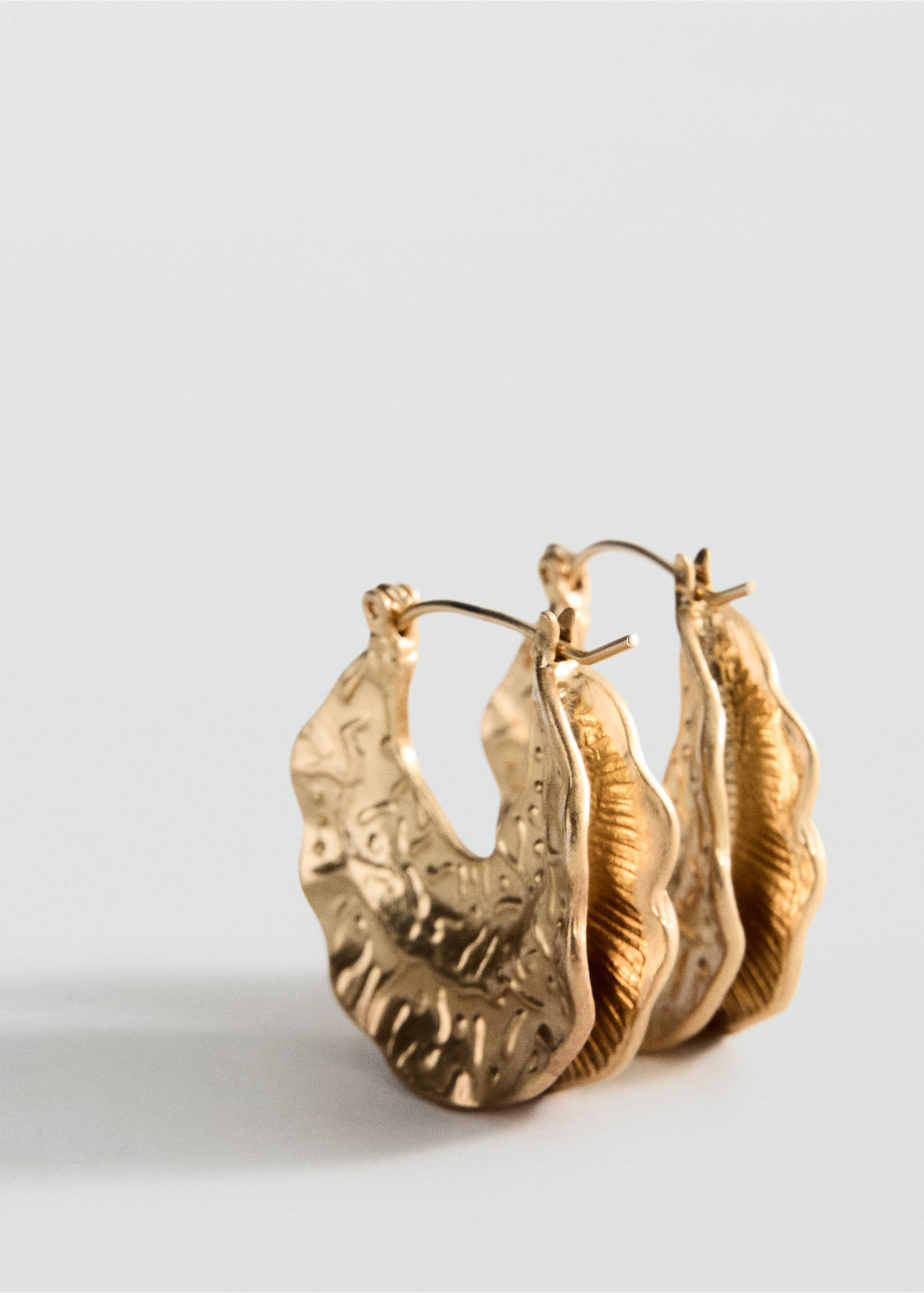 Pendientes de aro dorados texturizados con un diseño orgánico ondulado., Oro. Ref: 27005991-00.