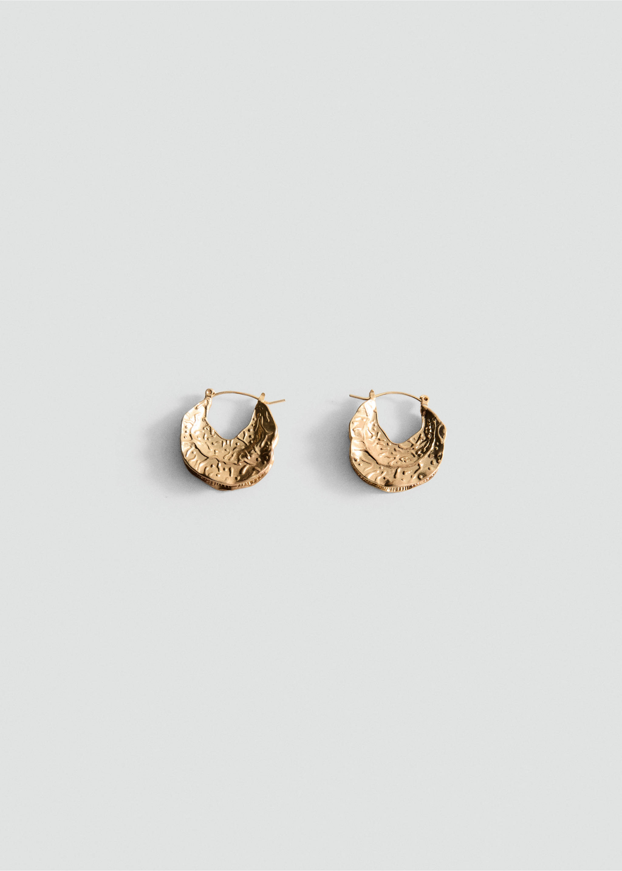 Pendientes de aro dorados texturizados con un acabado orgánico efecto martillado., Oro. Ref: 27005991-00.