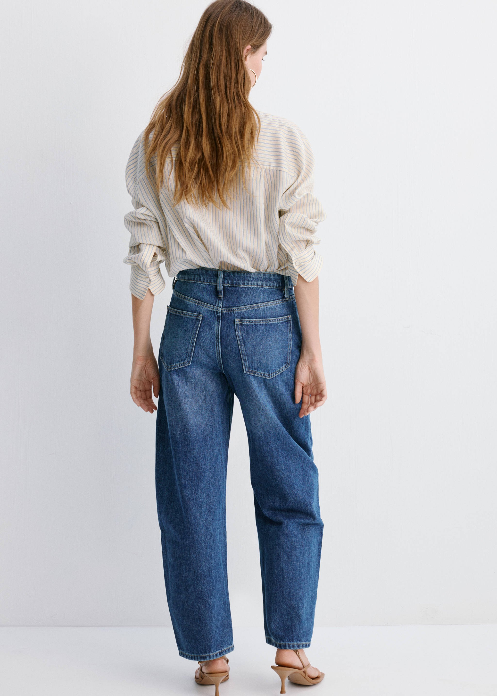 Barrel-Jeans mit hoher Taille - Rückseite des Artikels