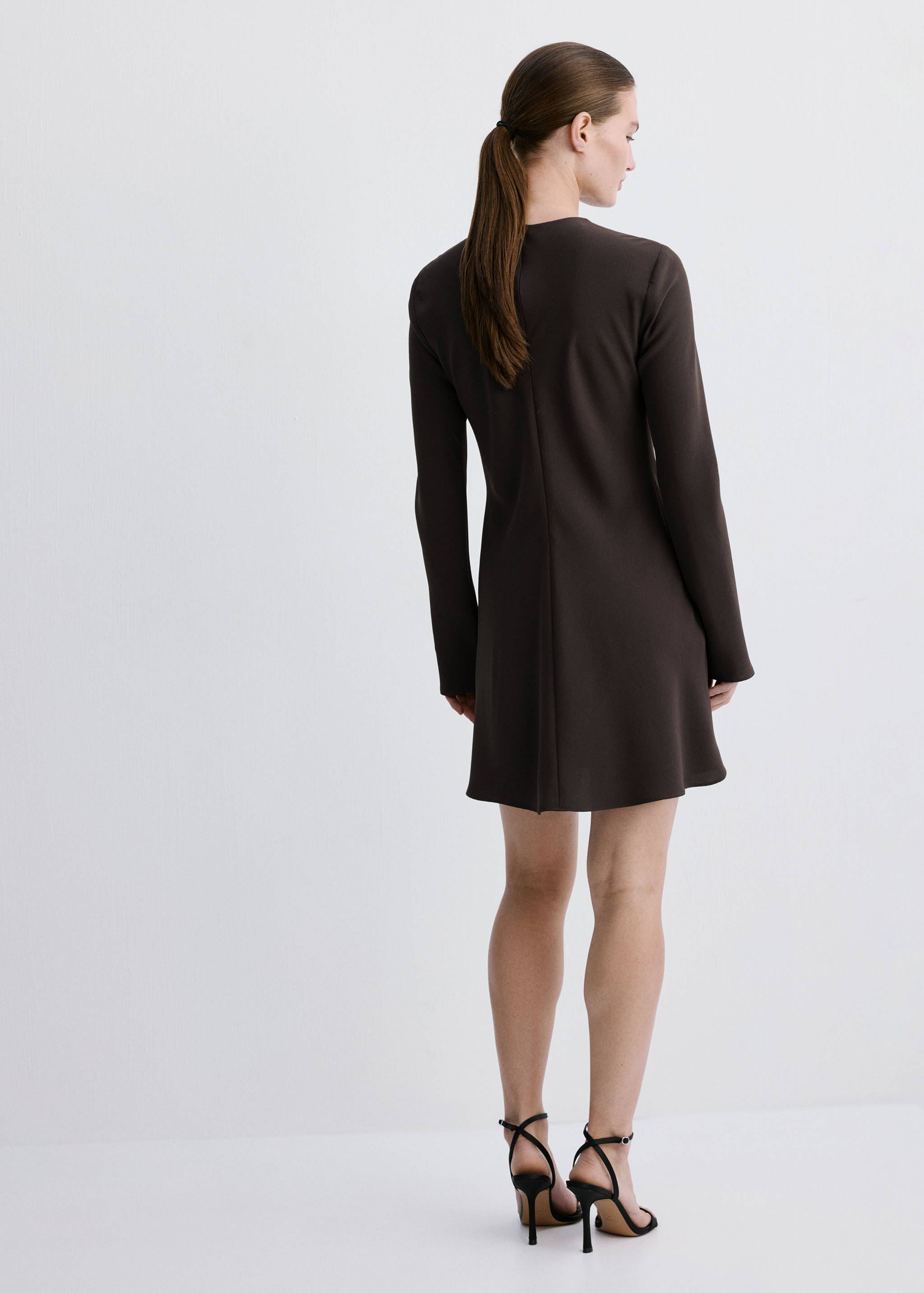 Langärmeliges Kleid mit drapiertem Ausschnitt - Detail des Artikels 1