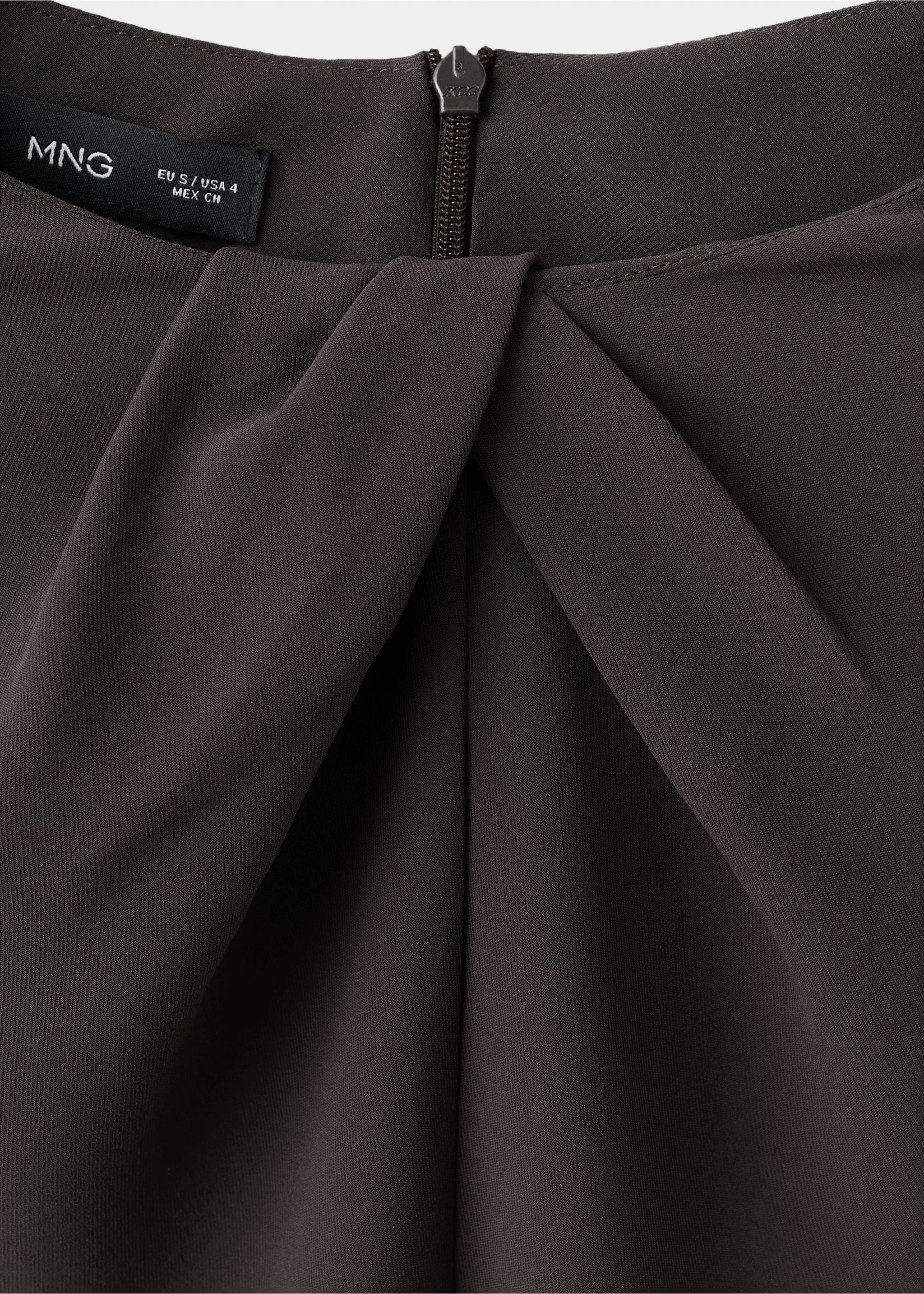 Langärmeliges Kleid mit drapiertem Ausschnitt - Detail des Artikels 8, Braun. Ref: 27014090-00.