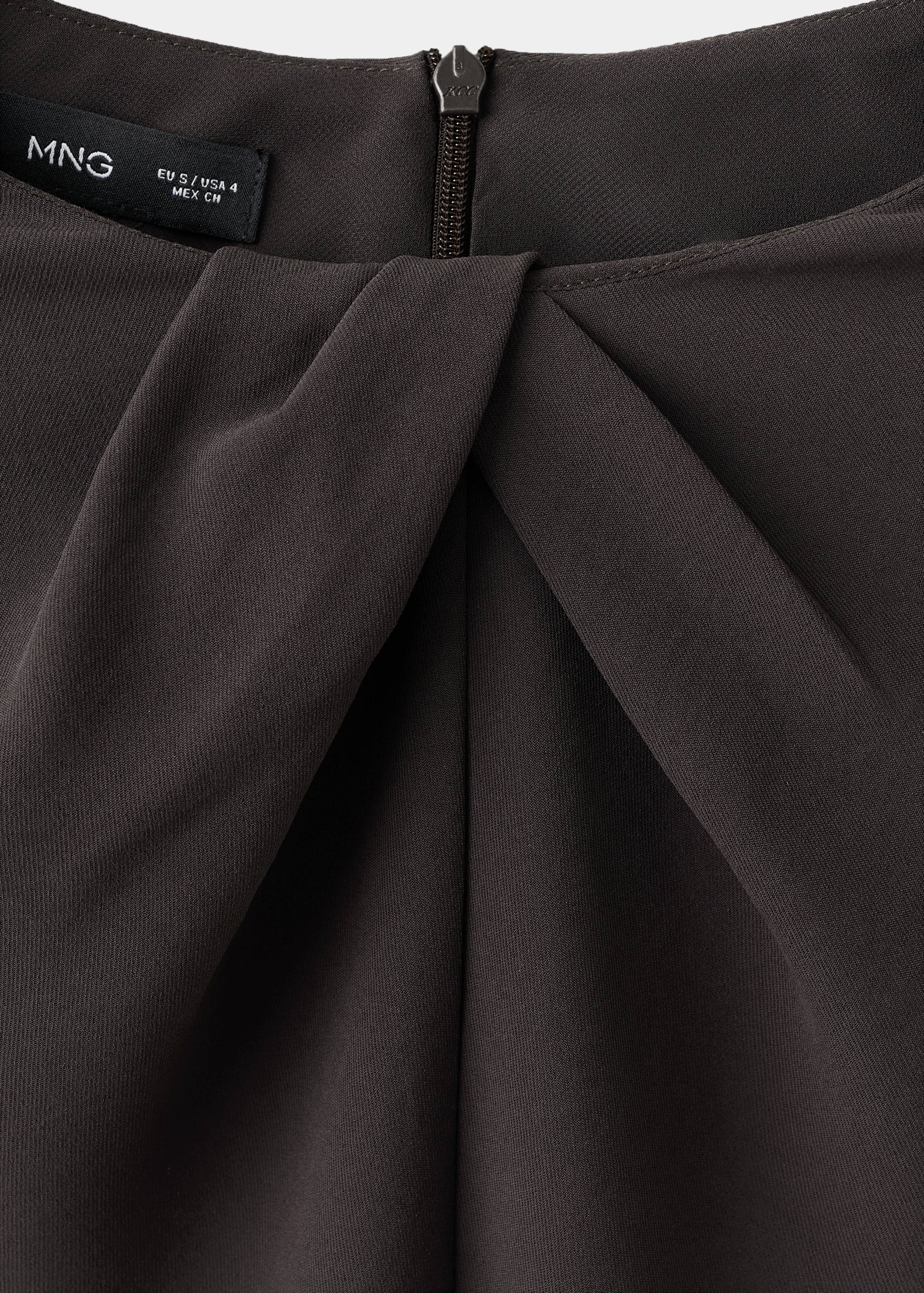 Langärmeliges Kleid mit drapiertem Ausschnitt - Detail des Artikels 8