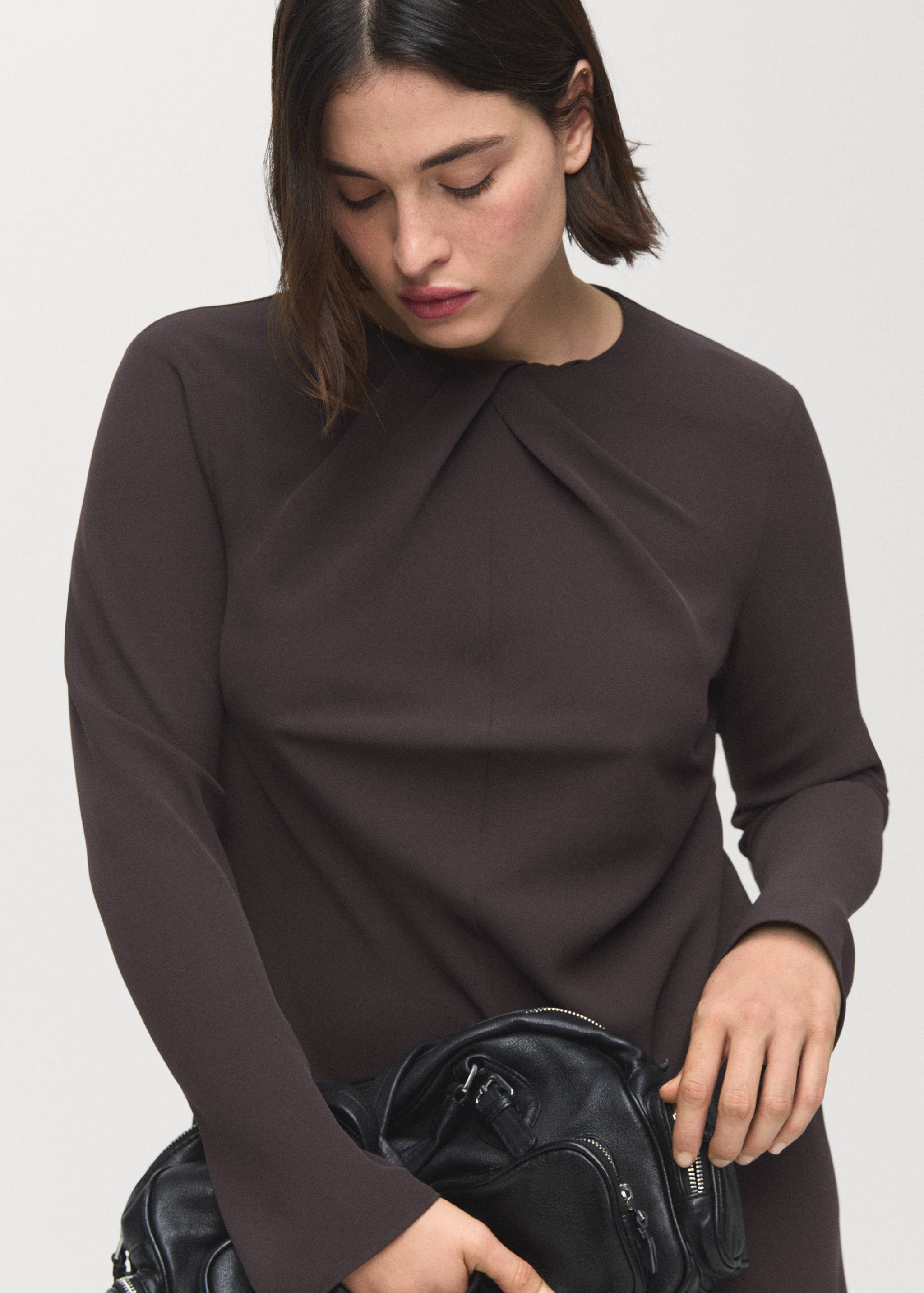 Langärmeliges Kleid mit drapiertem Ausschnitt - Detail des Artikels 5