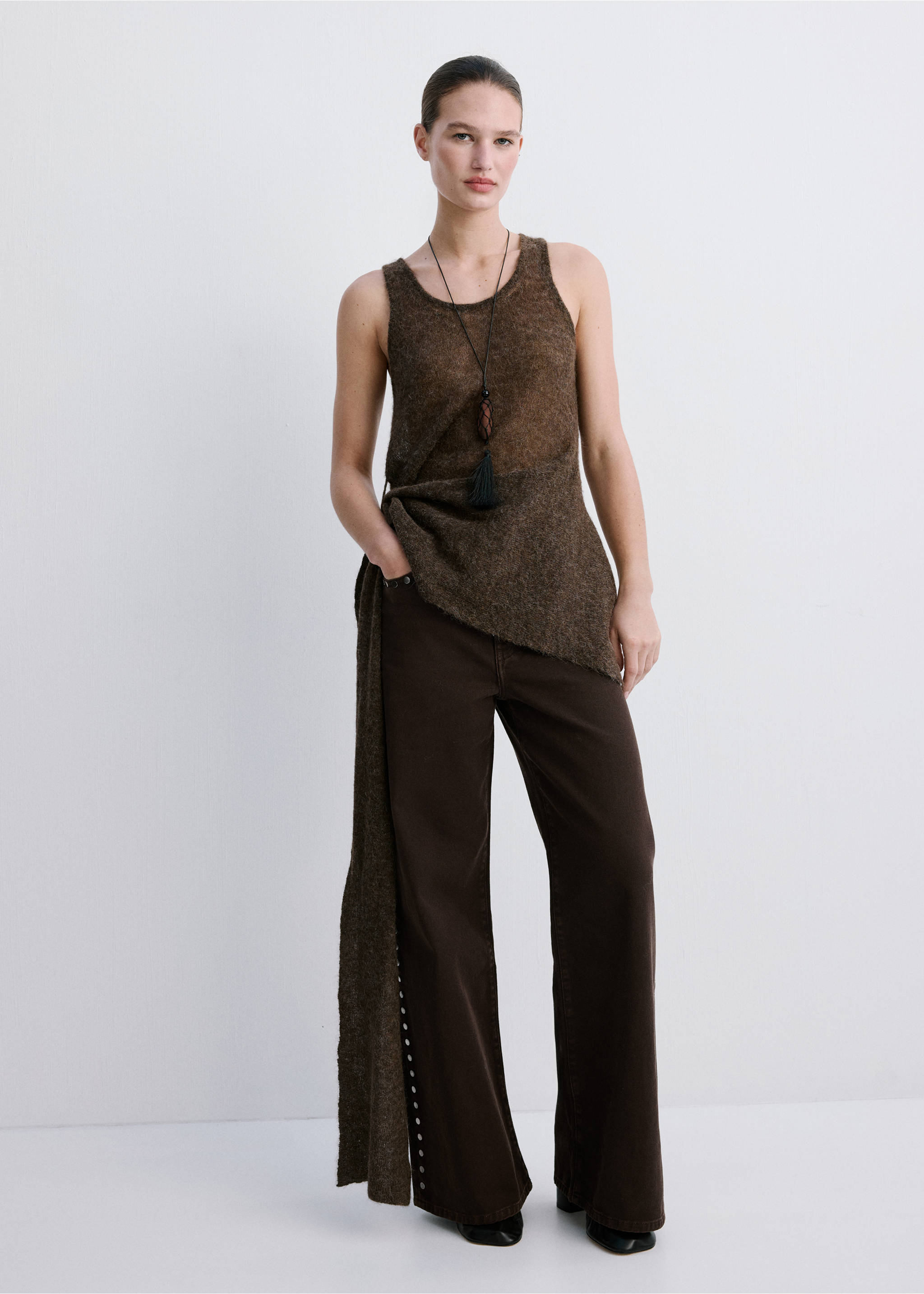 Jeans wide leg amb tatxes - Pla general, Xocolata. Ref: 27014101-00.