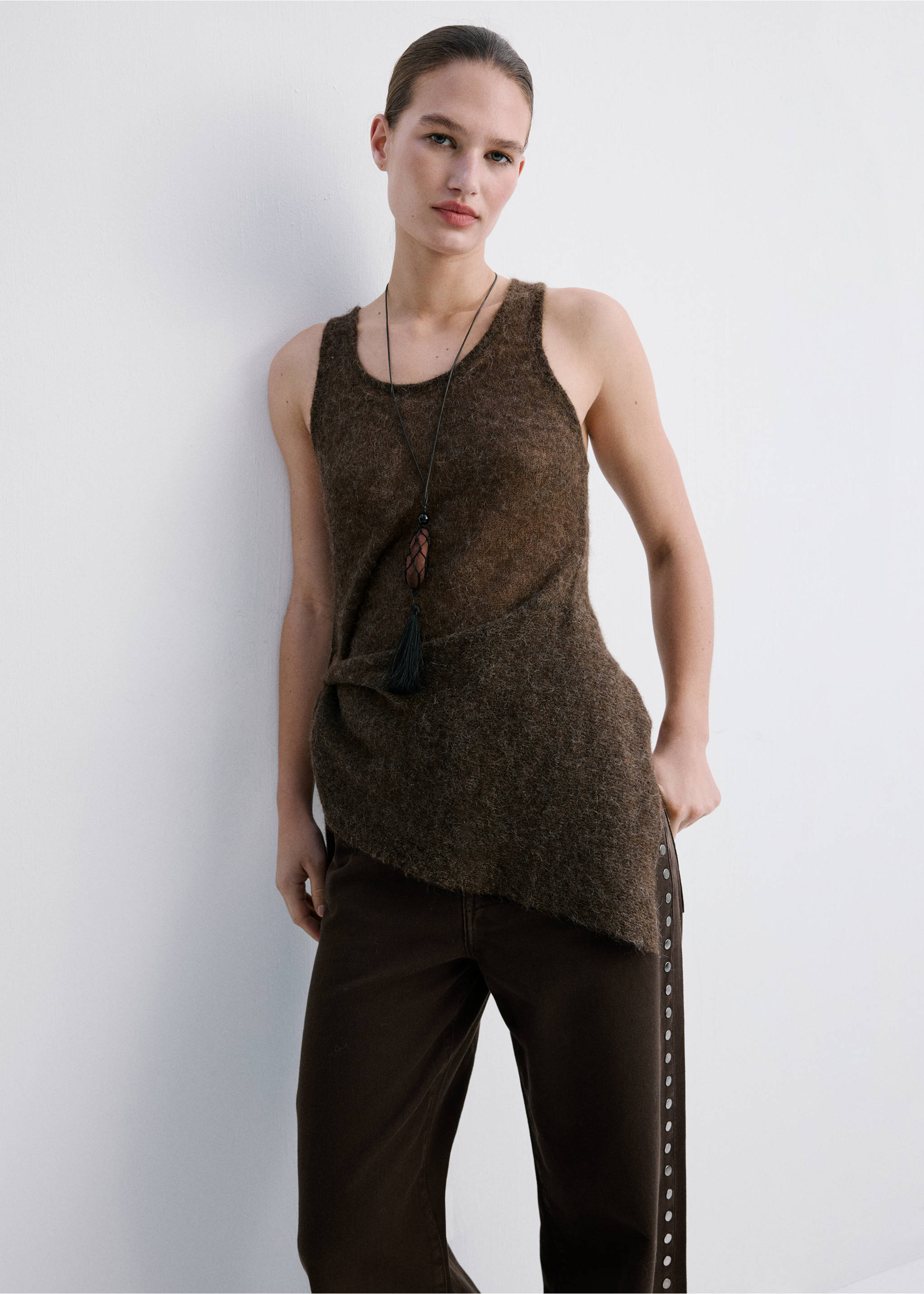 Jeans wide leg amb tatxes - Detall de l'article 1, Xocolata. Ref: 27014101-00.