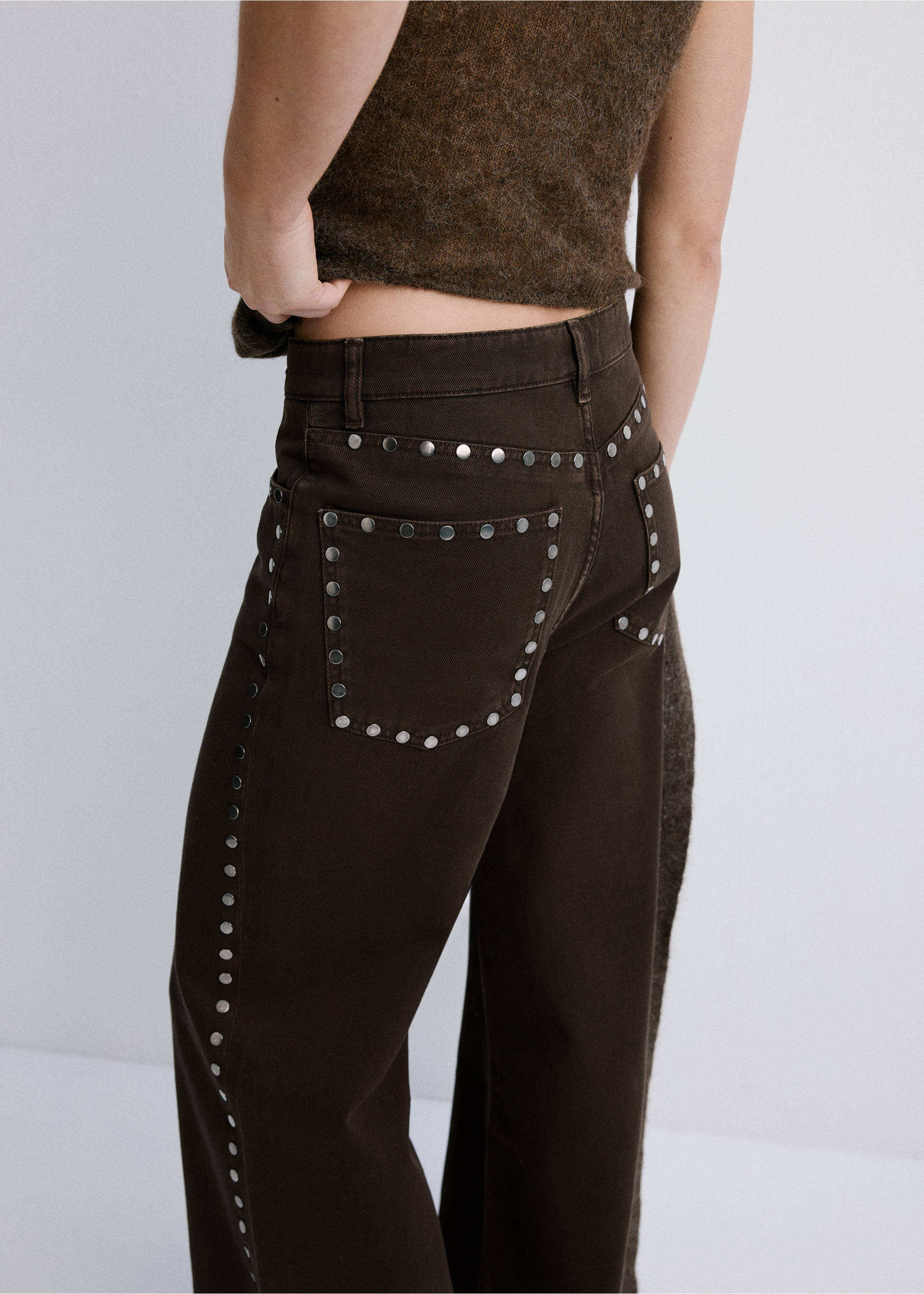 Jeans wide leg amb tatxes - Detall de l'article 3, Xocolata. Ref: 27014101-00.