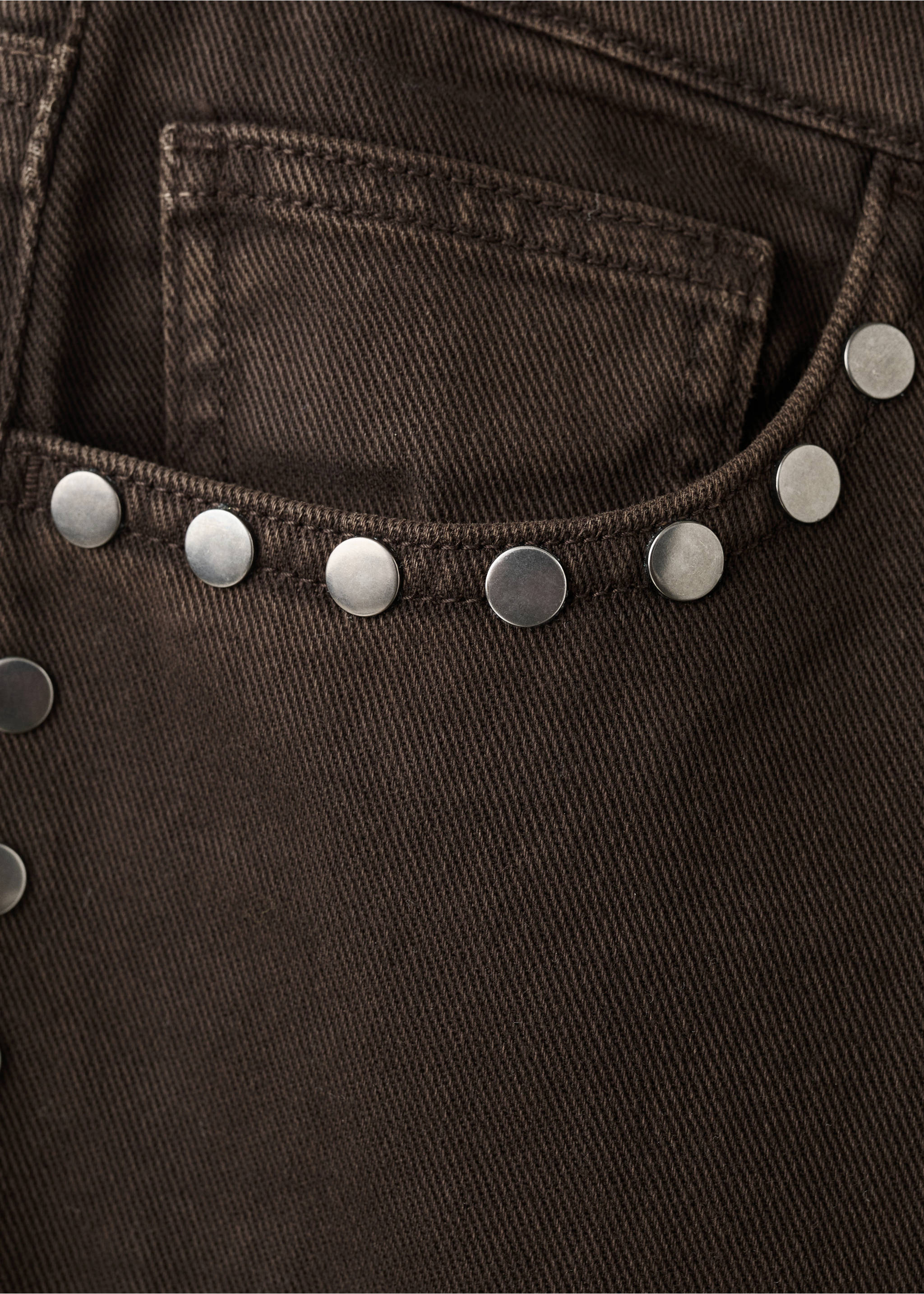 Jeans wide leg amb tatxes - Detall de l'article 8, Xocolata. Ref: 27014101-00.