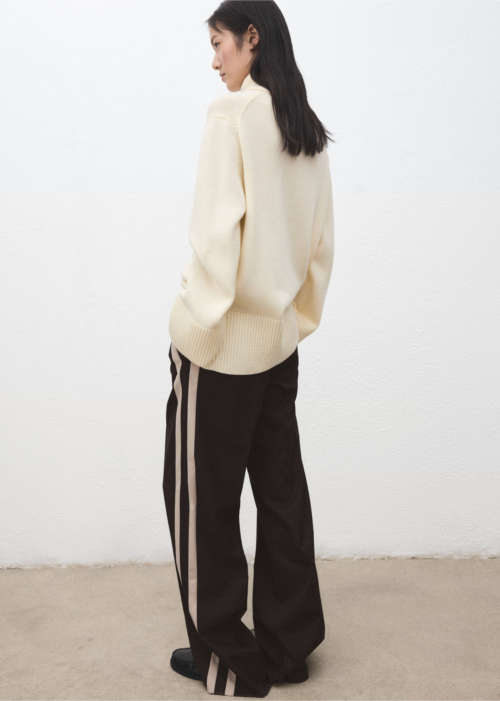Dark brown trousers with contrast side stripes, shown from the back., Chocolate. Ref: 27021296-00.