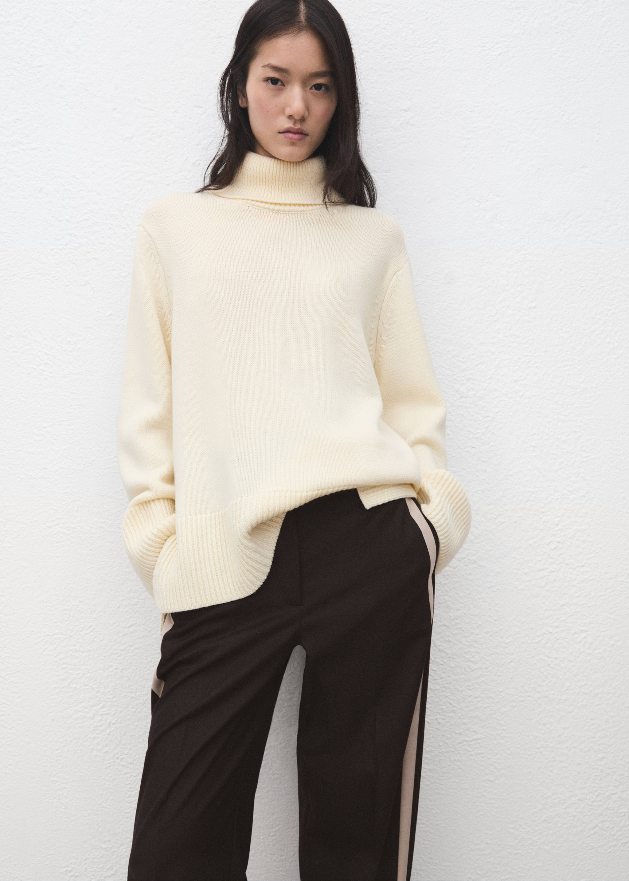Dark brown trousers with beige side stripes, paired with a cream turtleneck sweater., Chocolate. Ref: 27021296-00.