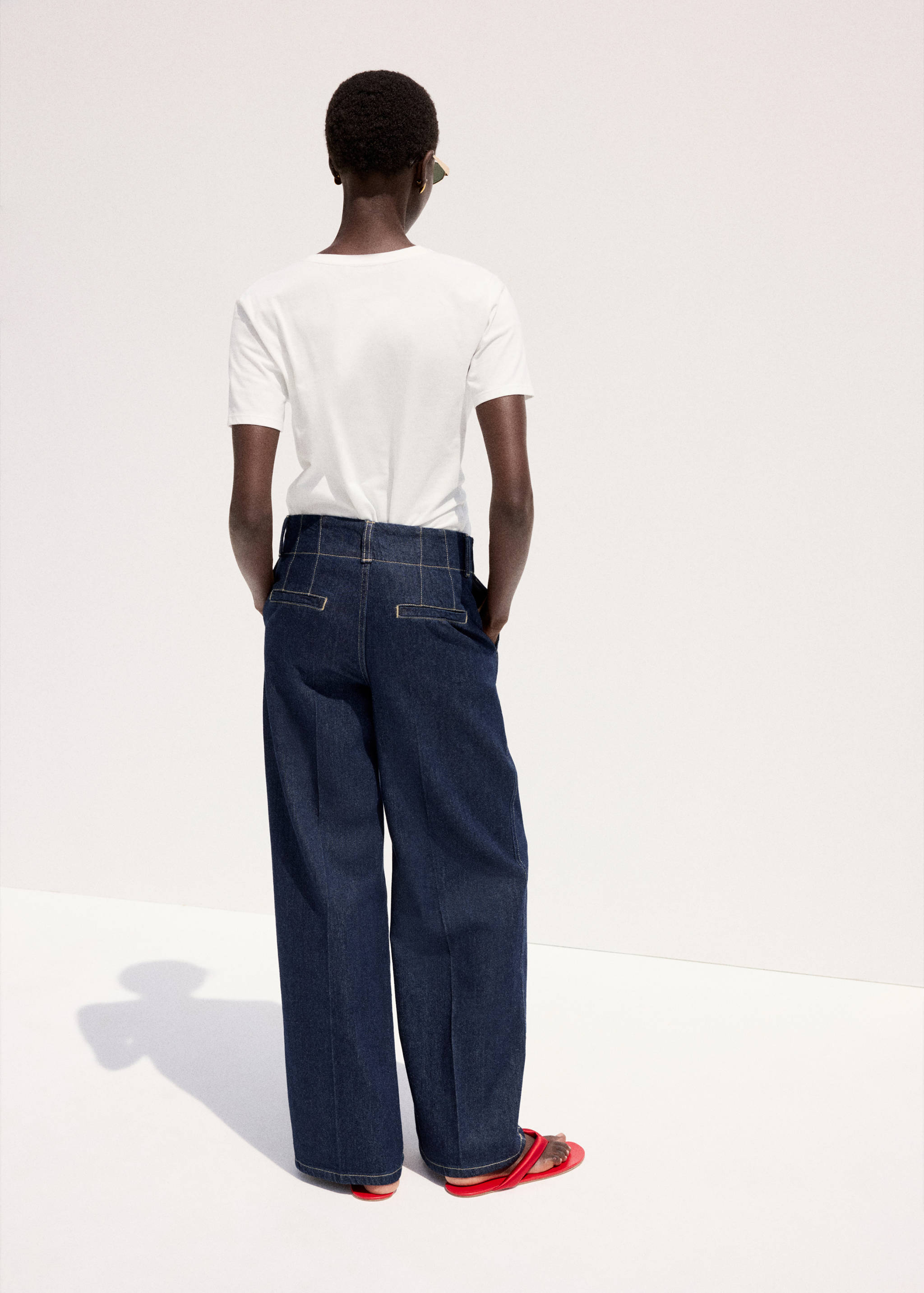Wide leg mid-rise jeans - Reverse of the article