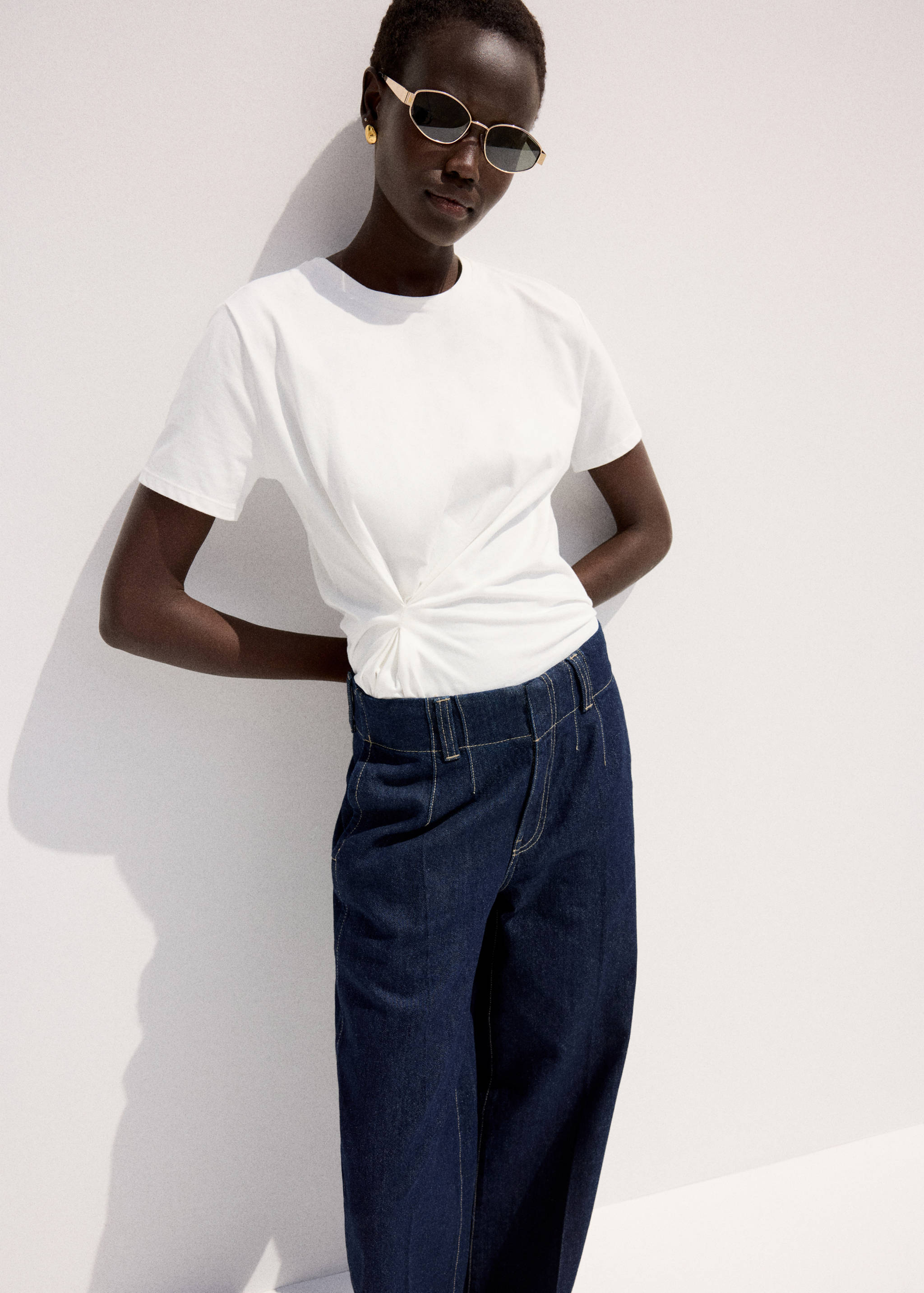 Wide leg mid-rise jeans - Details of the article 1