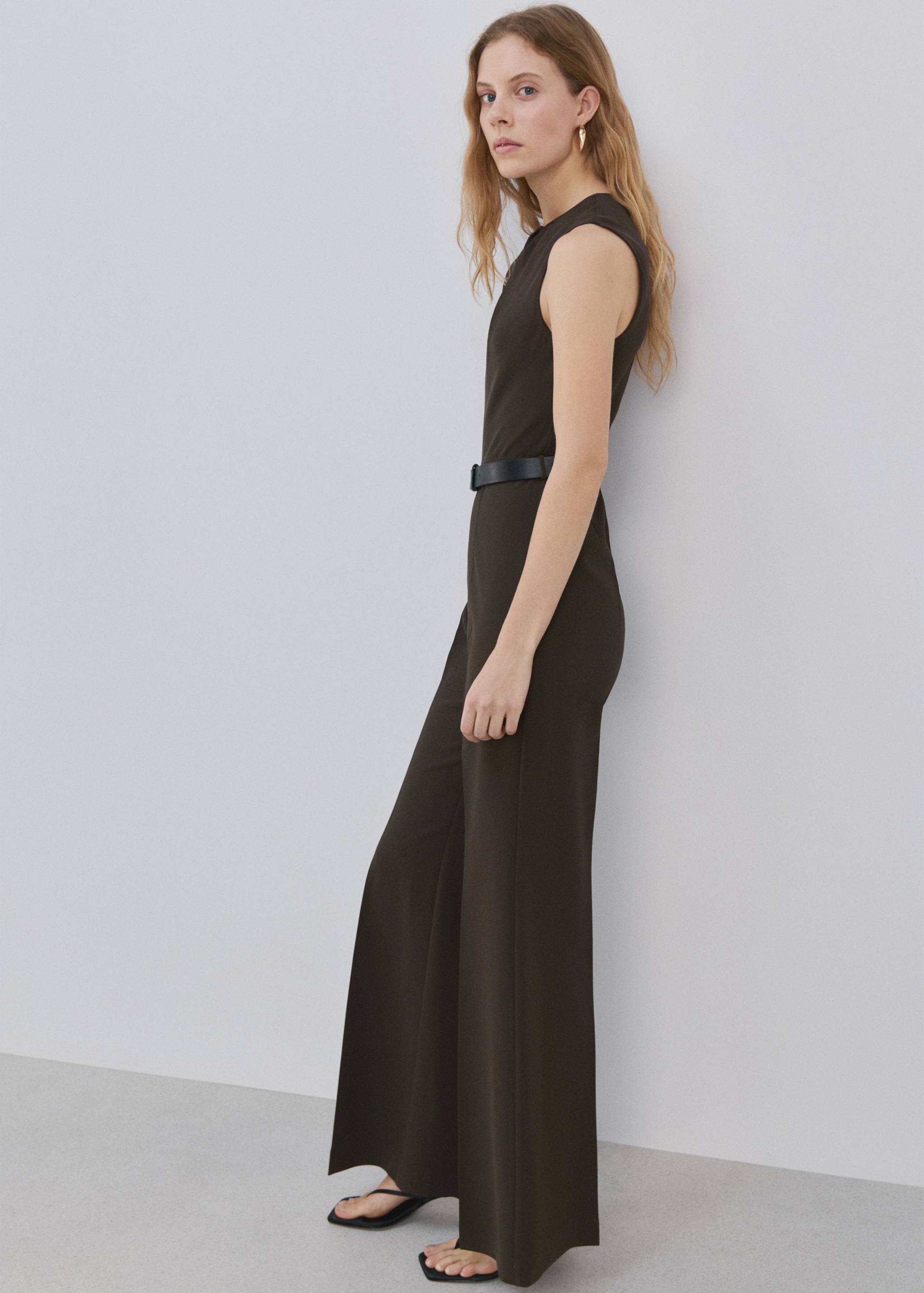Jumpsuit mit drapiertem Detail und Gürtel - Detail des Artikels 2