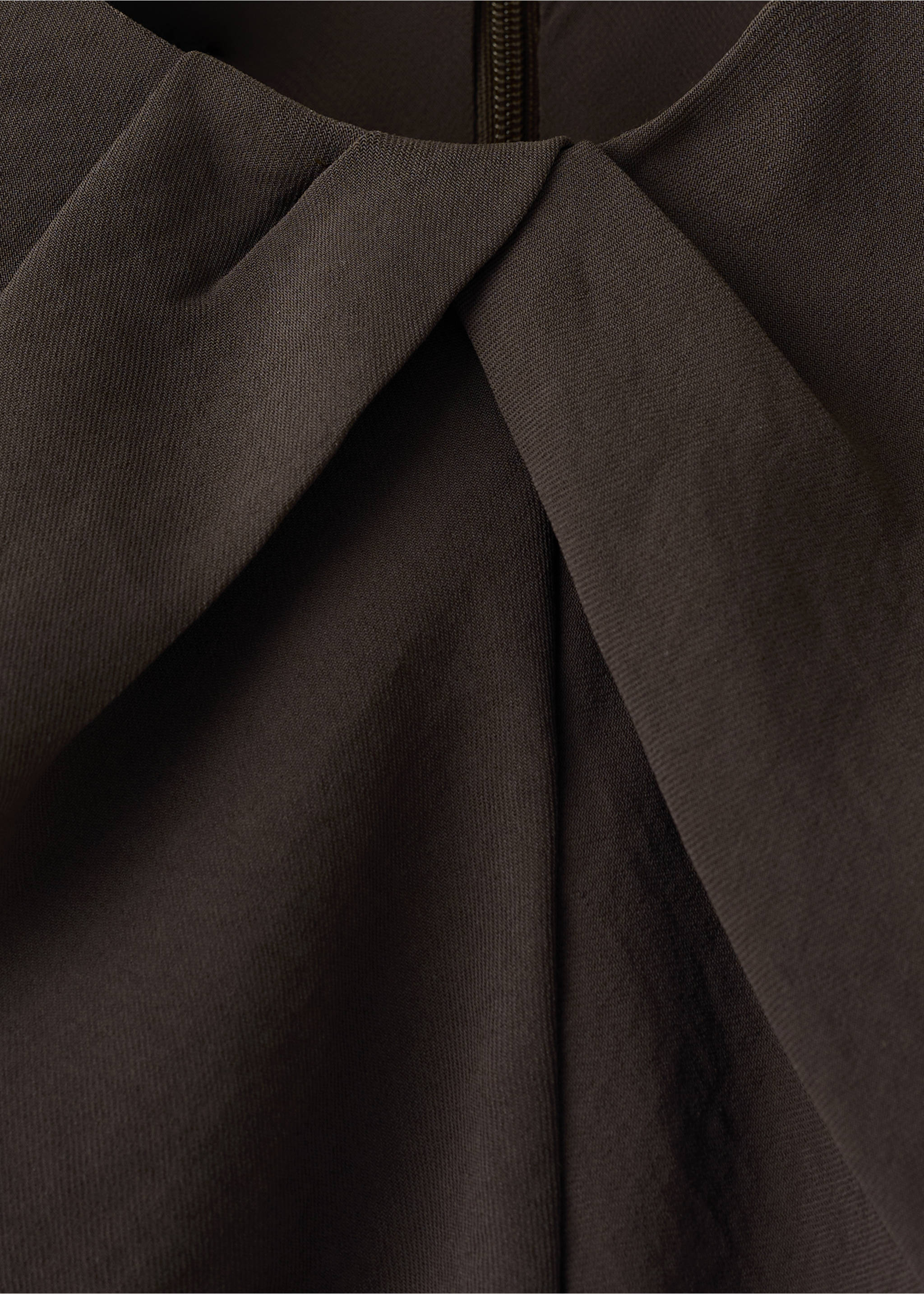 Jumpsuit mit drapiertem Detail und Gürtel - Detail des Artikels 0, Braun. Ref: 27024087-00.