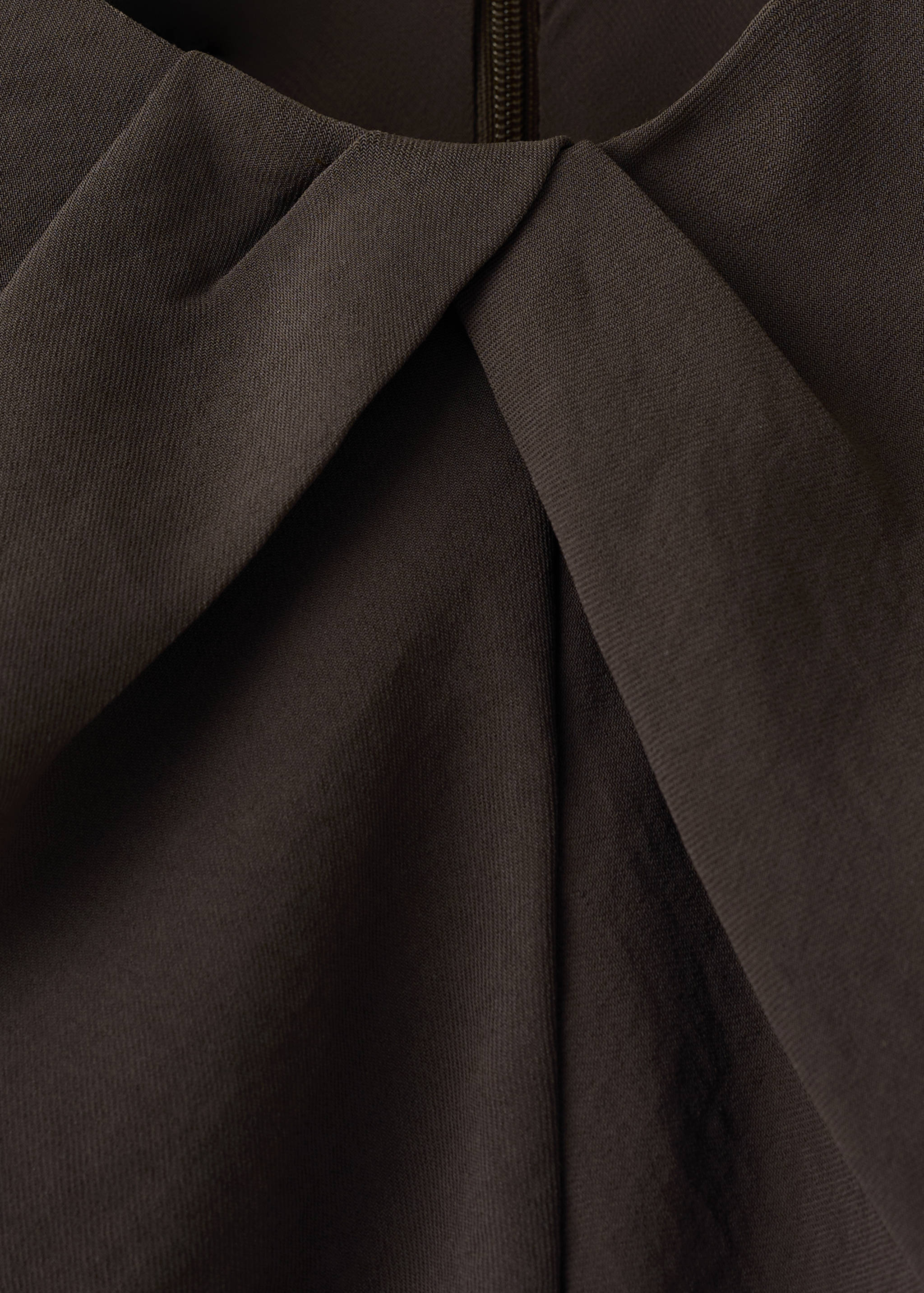 Jumpsuit mit drapiertem Detail und Gürtel - Detail des Artikels 0