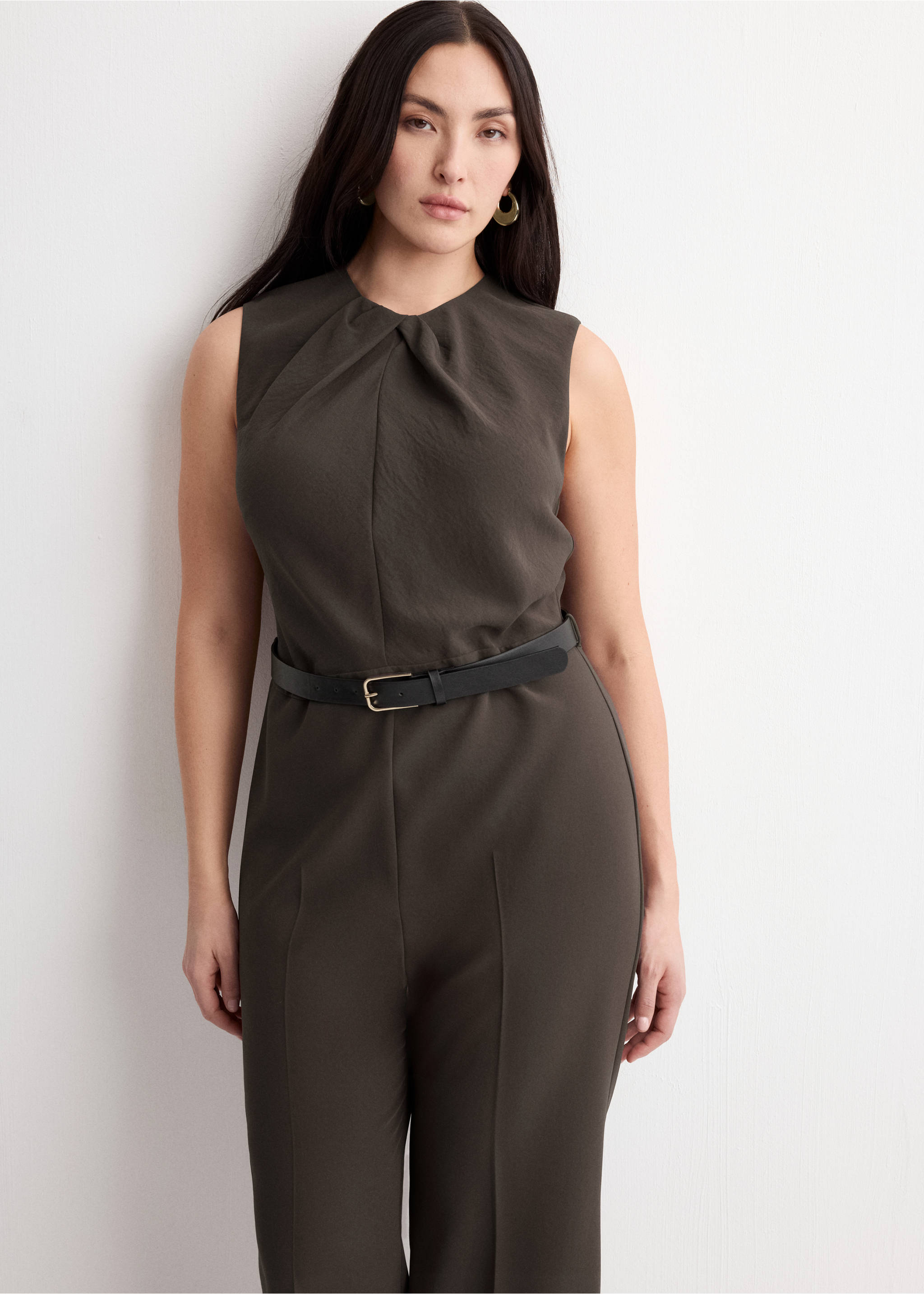 Jumpsuit mit drapiertem Detail und Gürtel - Detail des Artikels 5, Braun. Ref: 27024087-00.