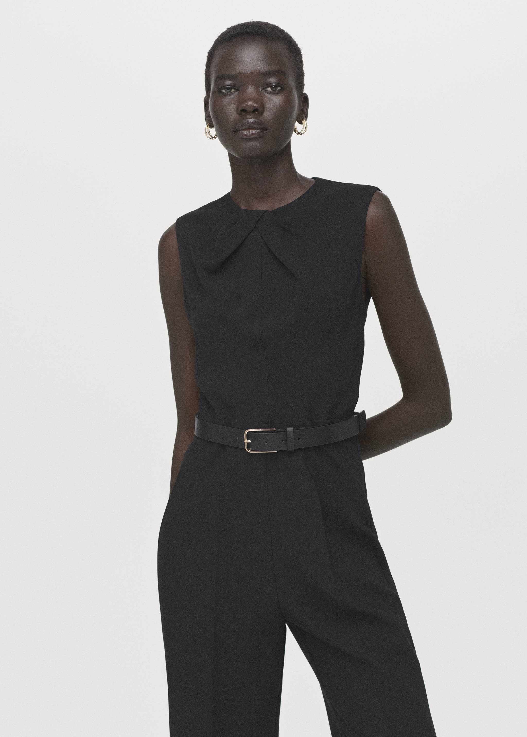 Jumpsuit mit drapiertem Detail und Gürtel - Mittlere Ansicht