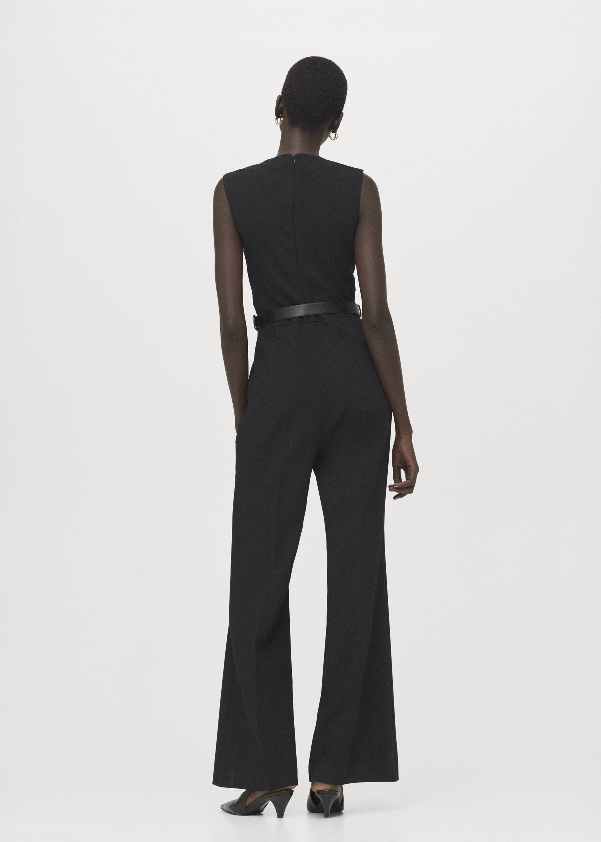 Jumpsuit mit drapiertem Detail und Gürtel - Rückseite des Artikels