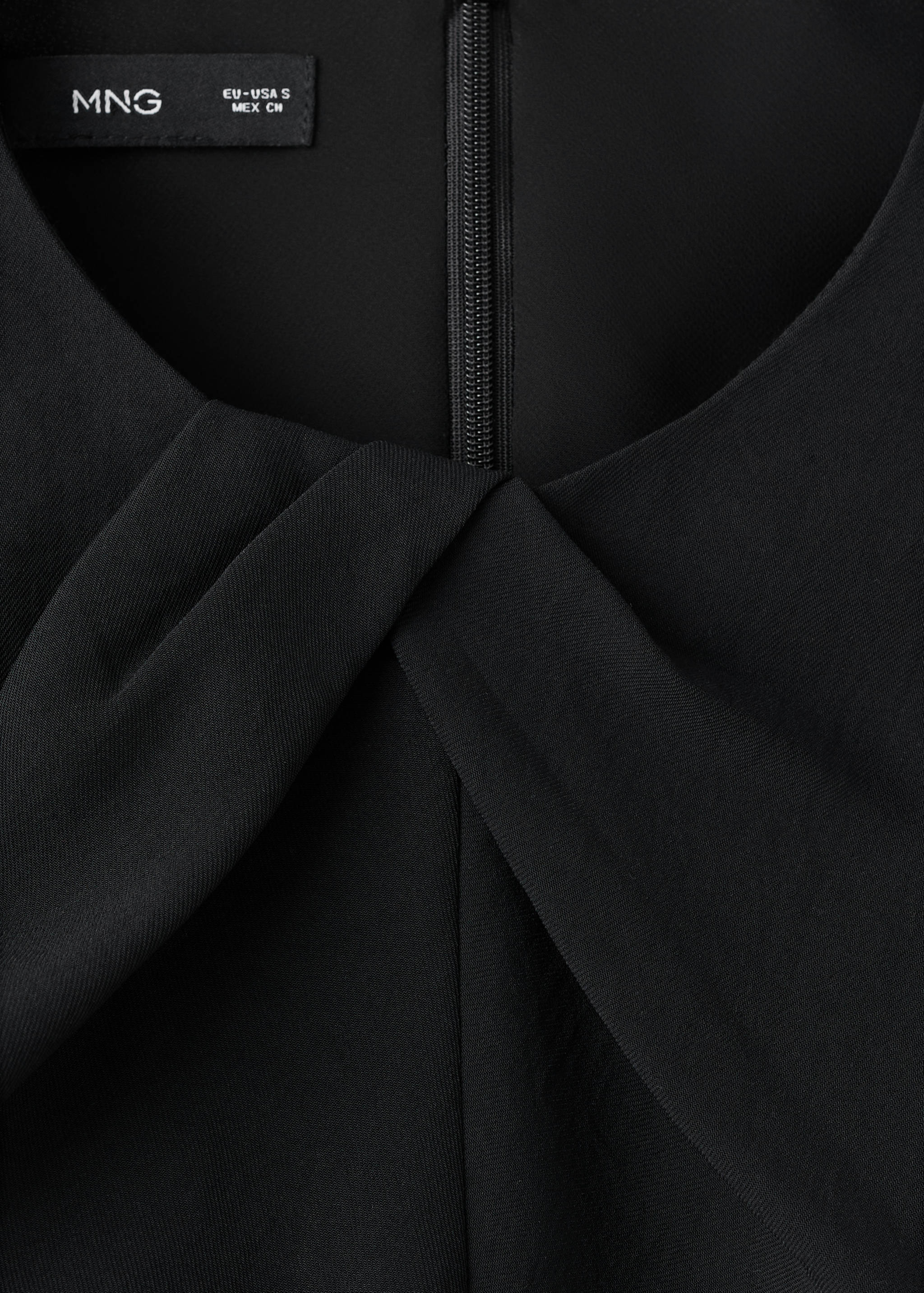 Jumpsuit mit drapiertem Detail und Gürtel - Detail des Artikels 8
