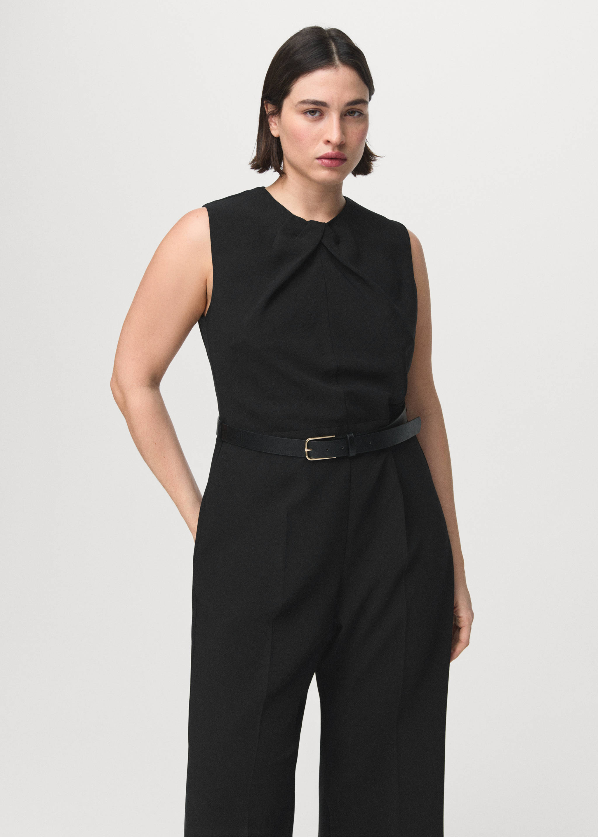 Jumpsuit mit drapiertem Detail und Gürtel - Detail des Artikels 5