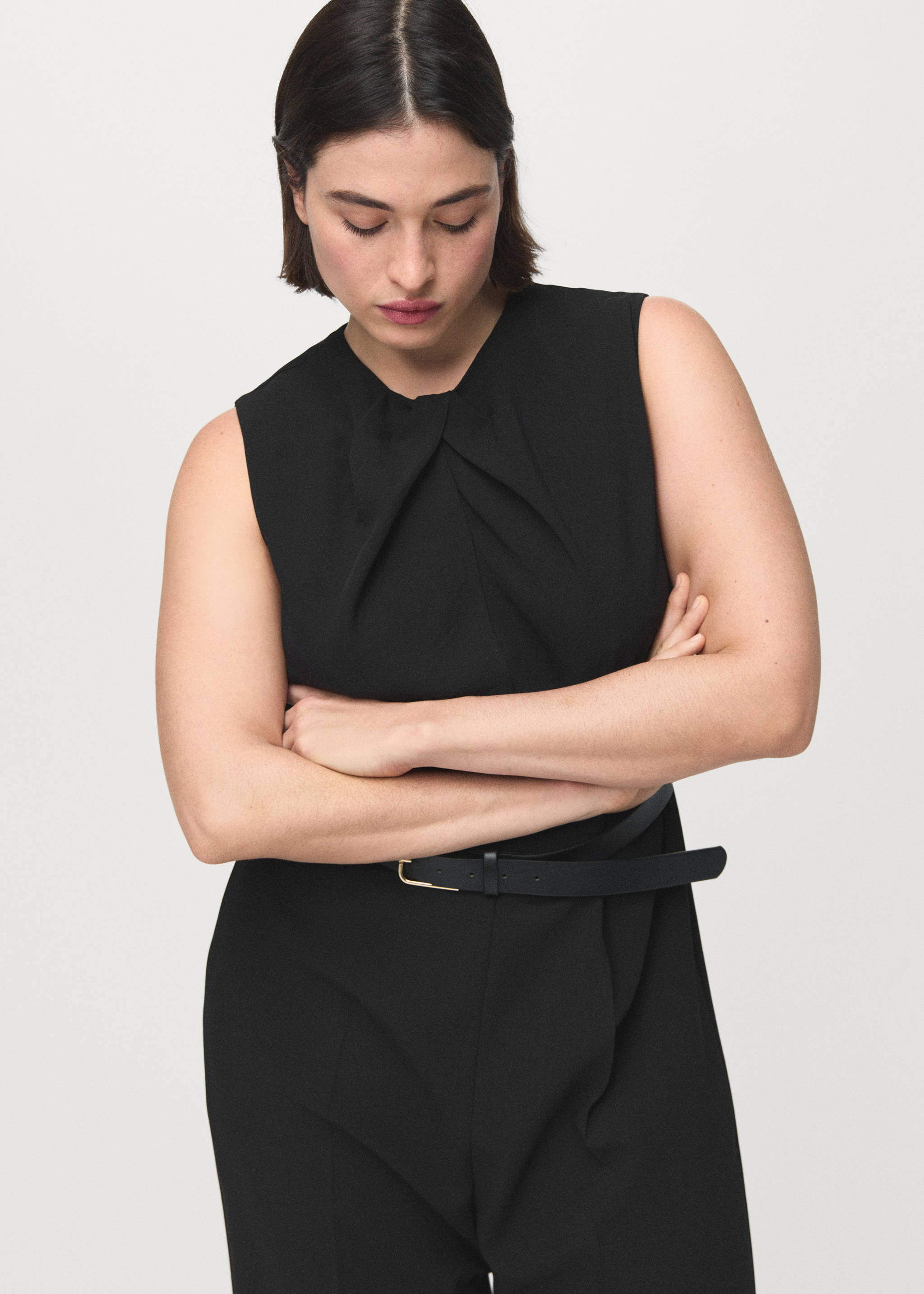 Jumpsuit mit drapiertem Detail und Gürtel - Detail des Artikels 4