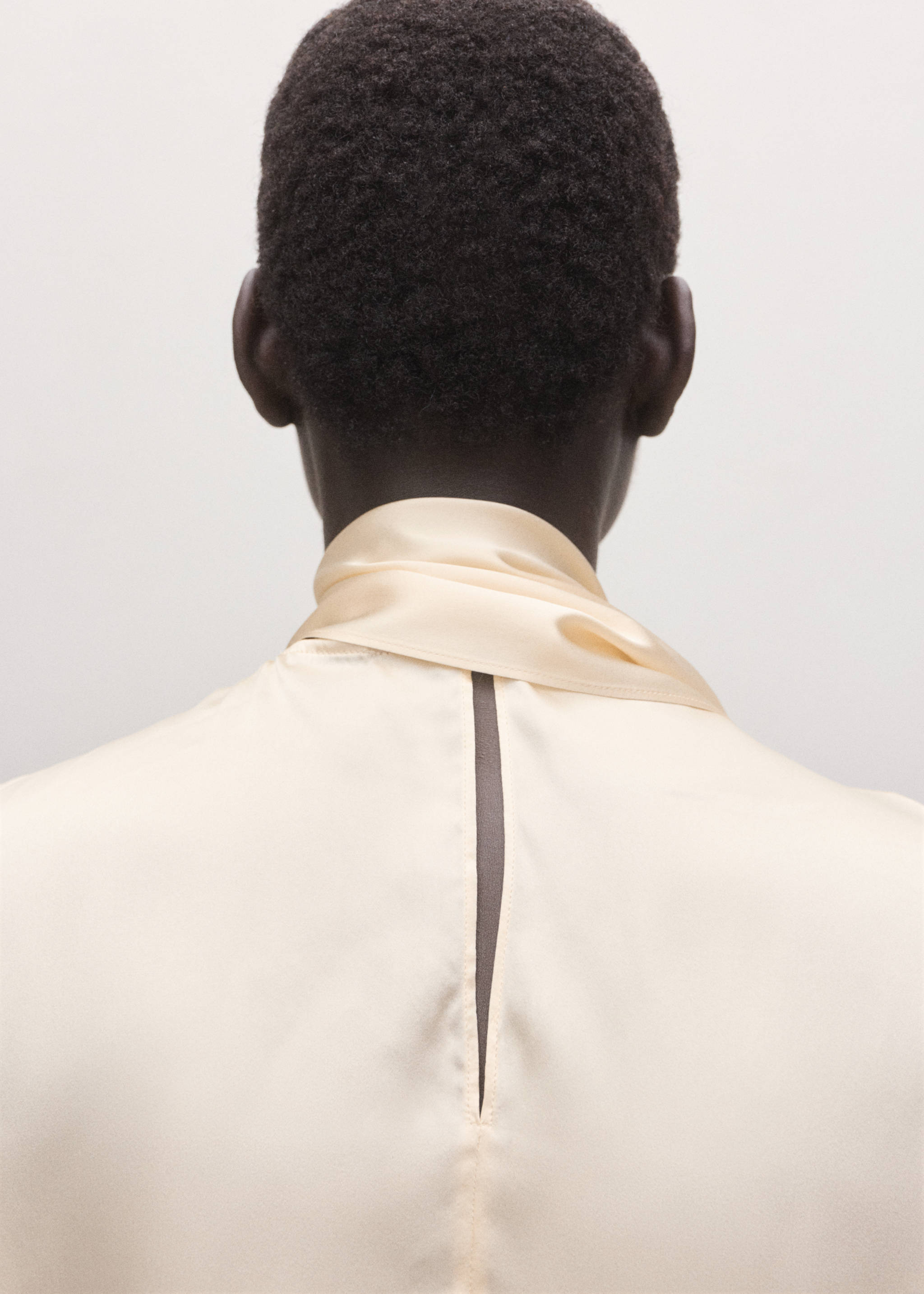 Cream blouse with a satin scarf collar and back slit, back view., Ecru. Ref: 27024097-00.