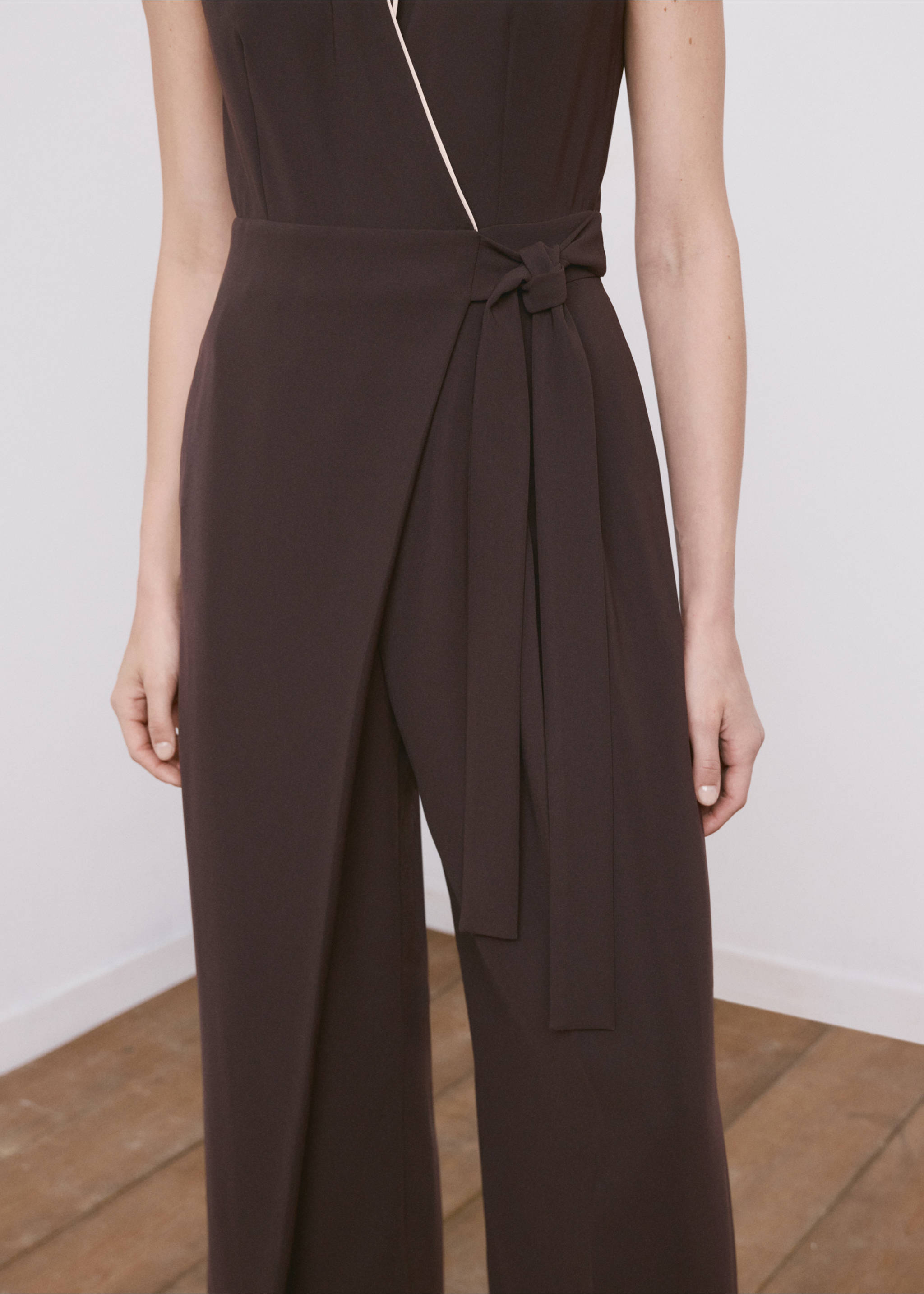 Dark brown sleeveless jumpsuit with a wrap neck and tie-belt., Chocolate. Ref: 27025834-00.