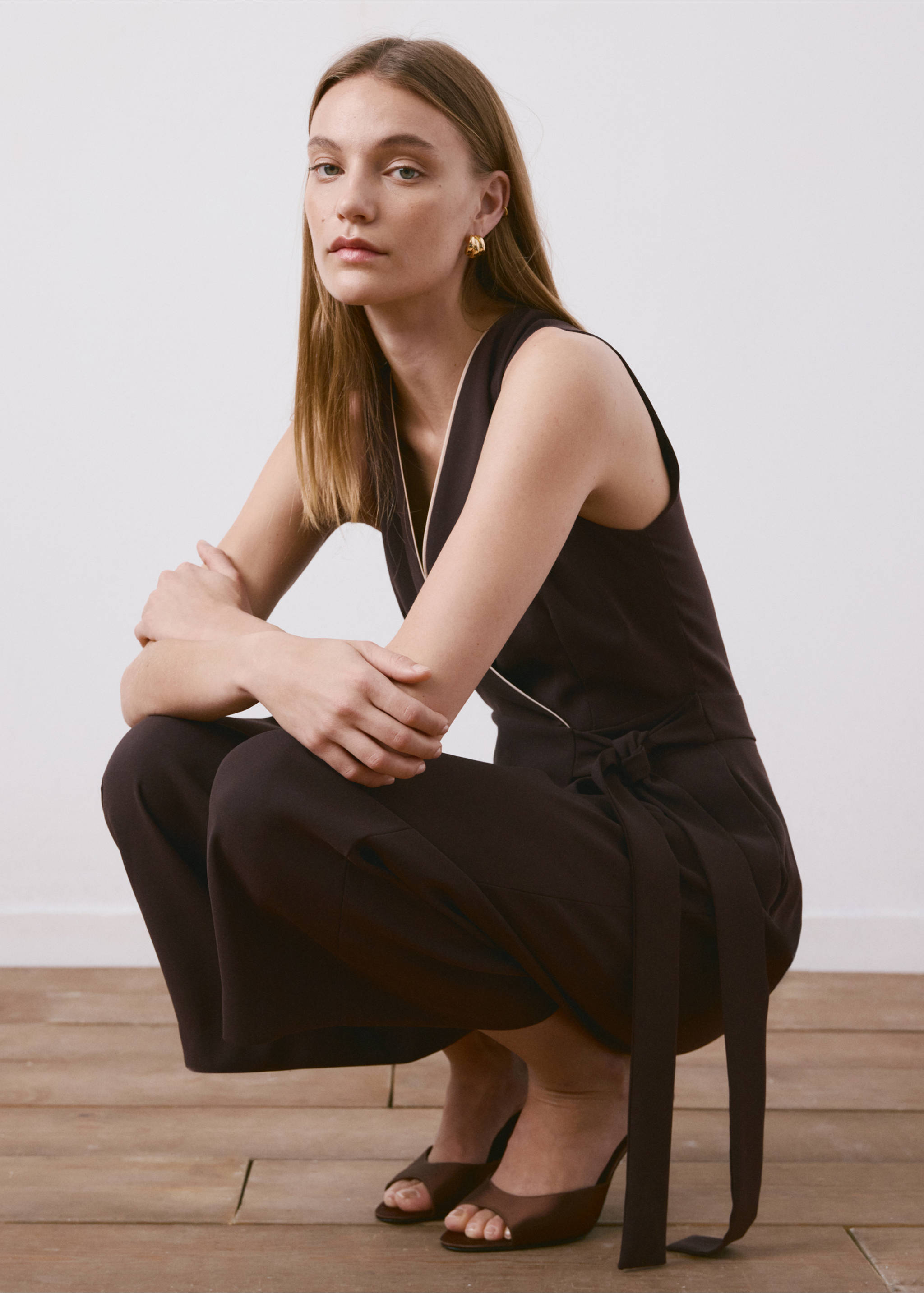 Dark brown sleeveless wrap jumpsuit with a contrasting trim and a waist belt., Chocolate. Ref: 27025834-00.