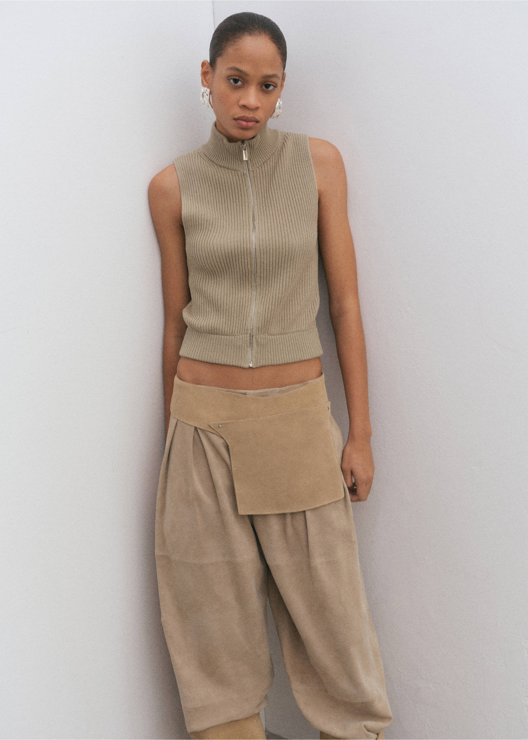 Ribbed knitted top with zip - Details of the article 1, Khaki. Ref: 27025844-00.