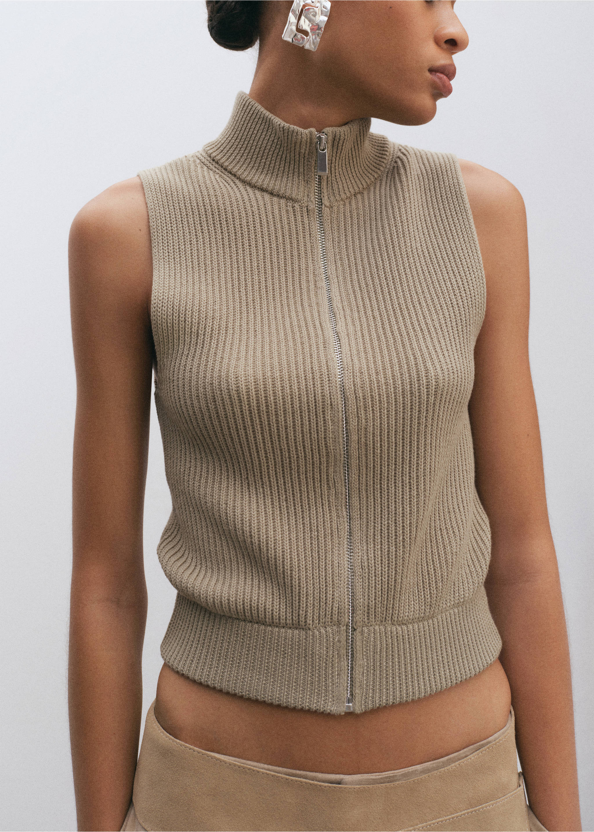 Ribbed knitted top with zip - Details of the article 3, Khaki. Ref: 27025844-00.