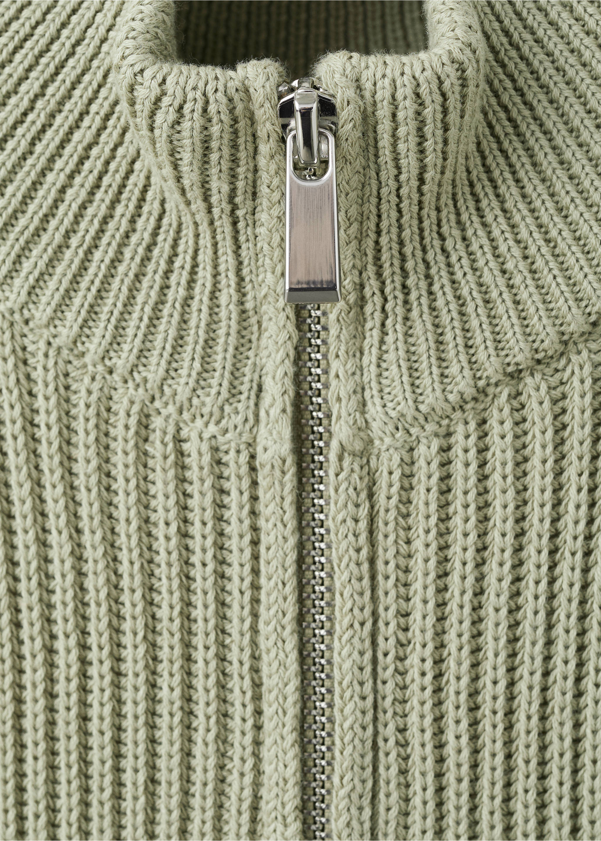 Ribbed knitted top with zip - Details of the article 8, Khaki. Ref: 27025844-00.