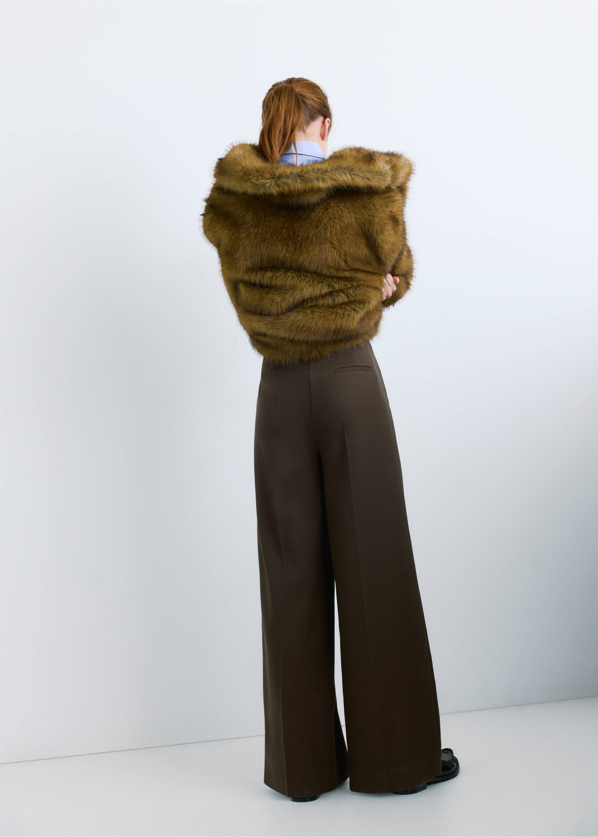 Wide leg mid-rise pleated trousers - Reverse of the article, Chocolate. Ref: 27031294-00.