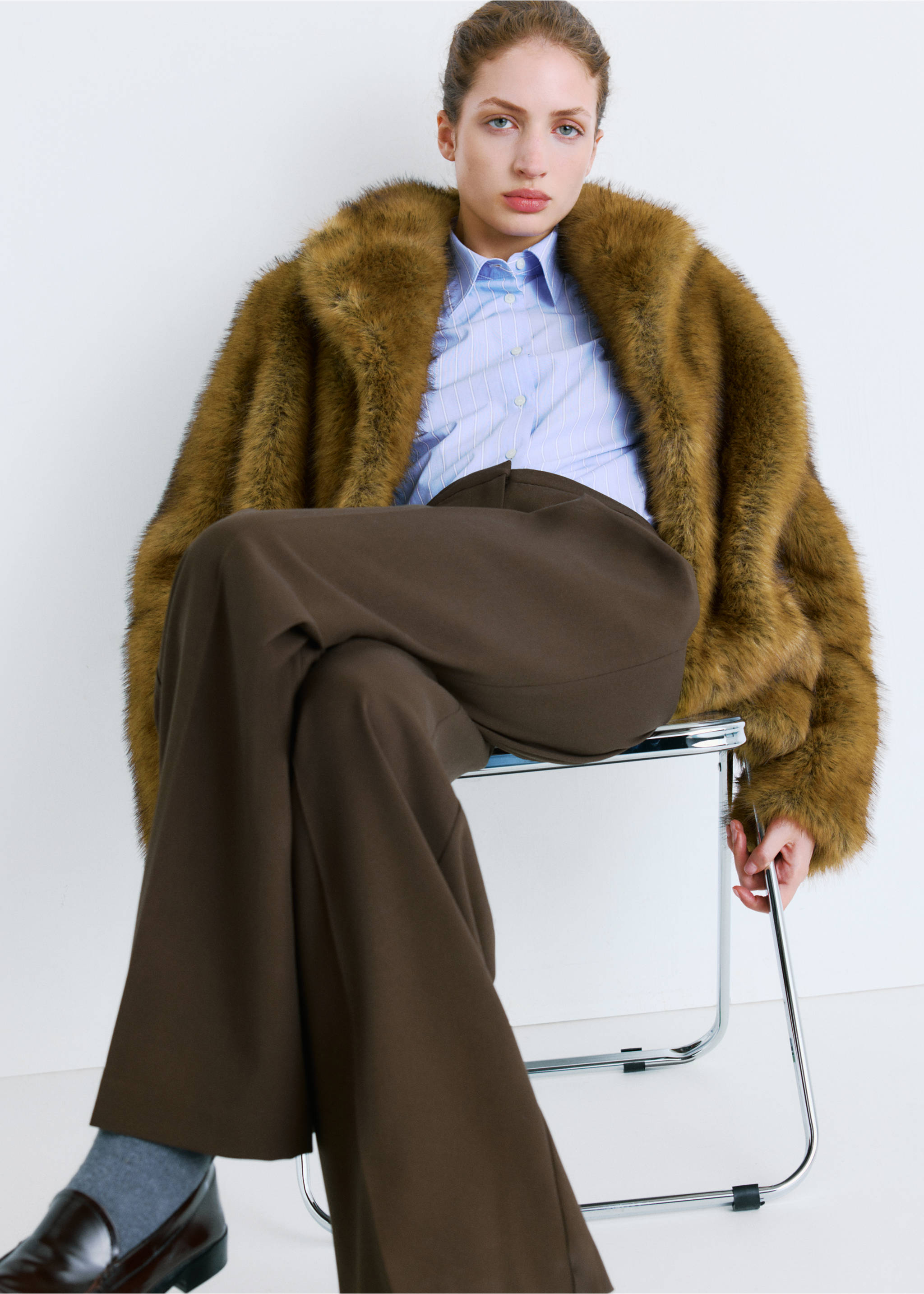 Wide leg mid-rise pleated trousers - Details of the article 2, Chocolate. Ref: 27031294-00.
