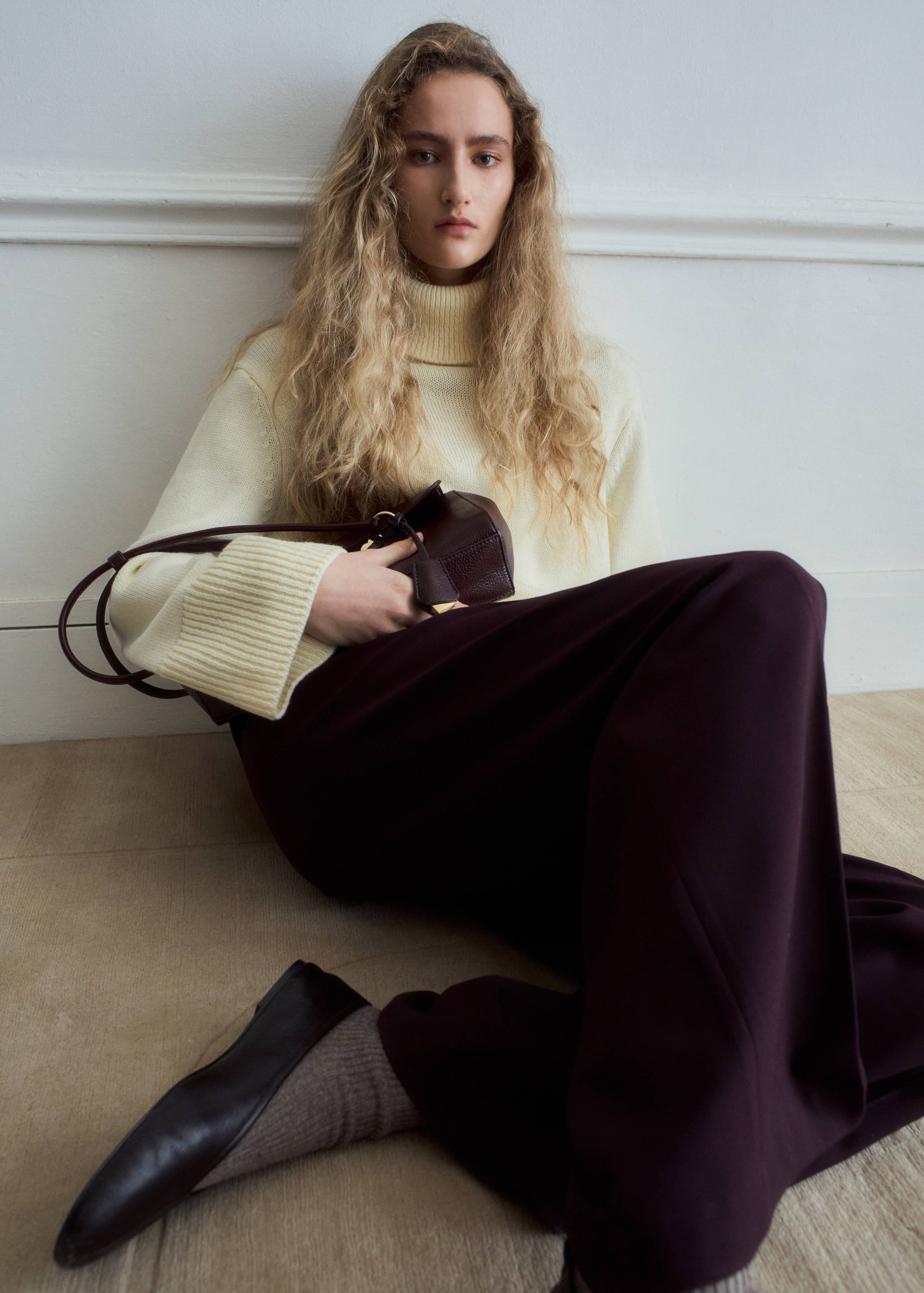 Wide leg mid-rise pleated trousers - Details of the article 2