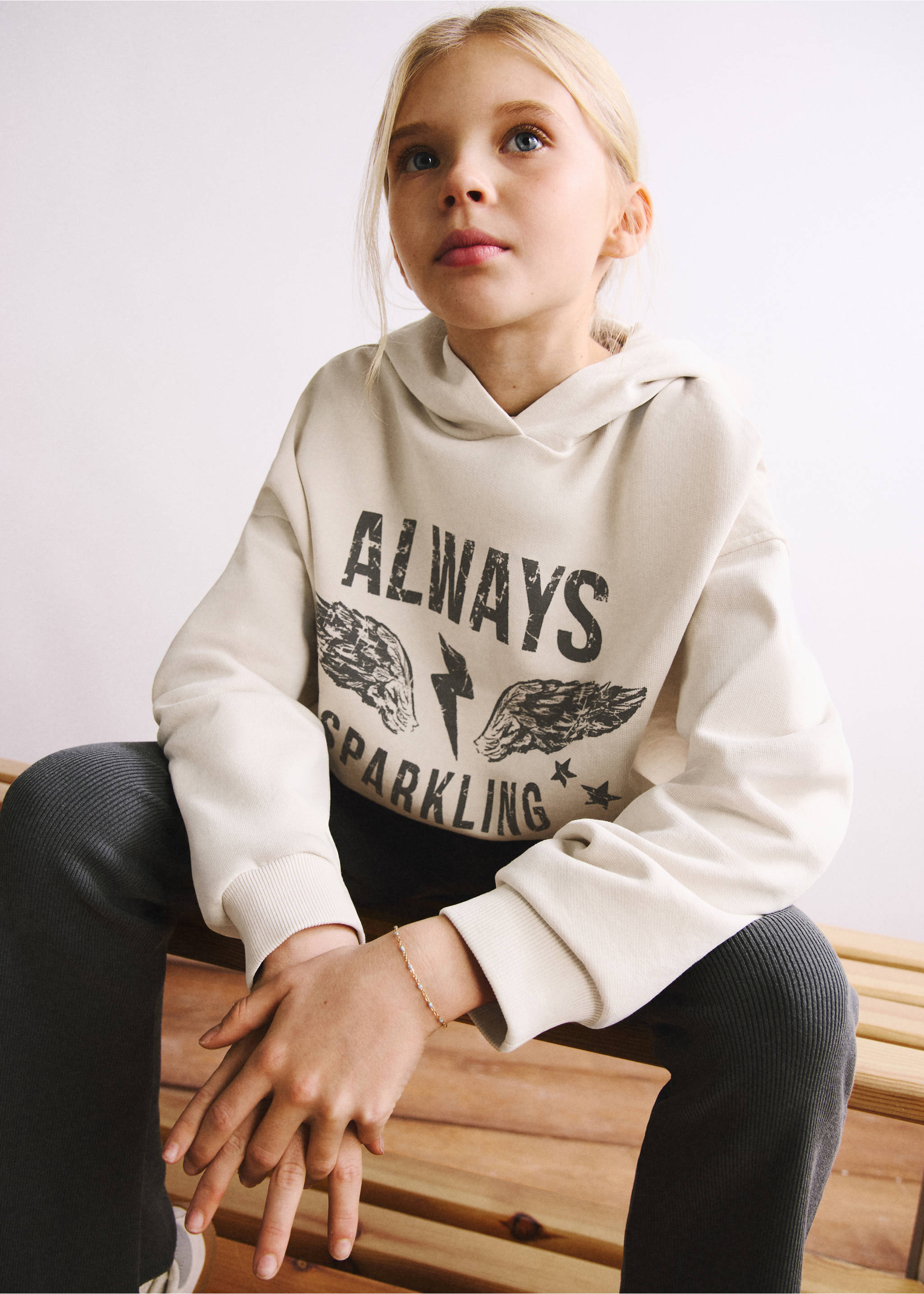 Cream hooded sweatshirt with black distressed text and a winged graphic., Ecru. Ref: 27031538-00.