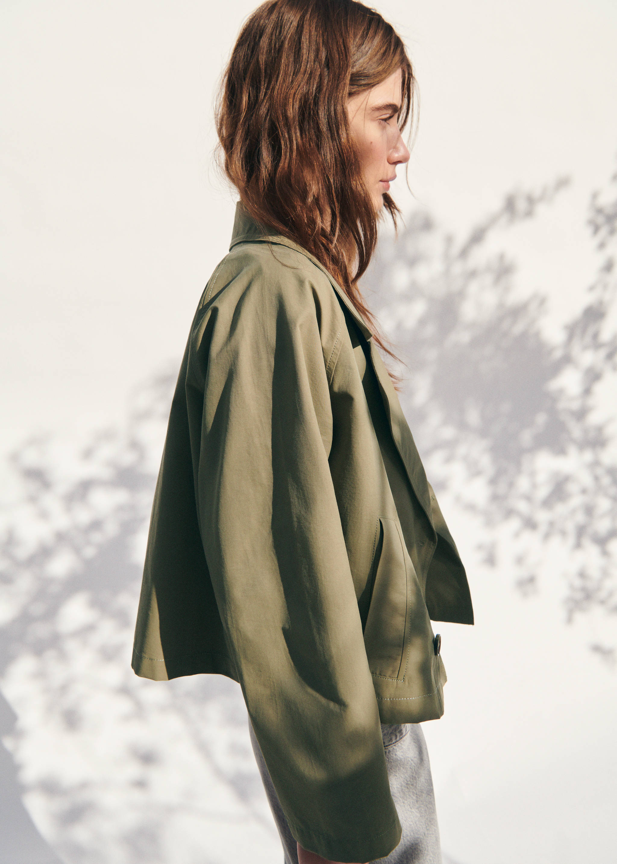Cropped green trench coat with collar and lapels, shown in profile., Khaki. Ref: 27034057-00.