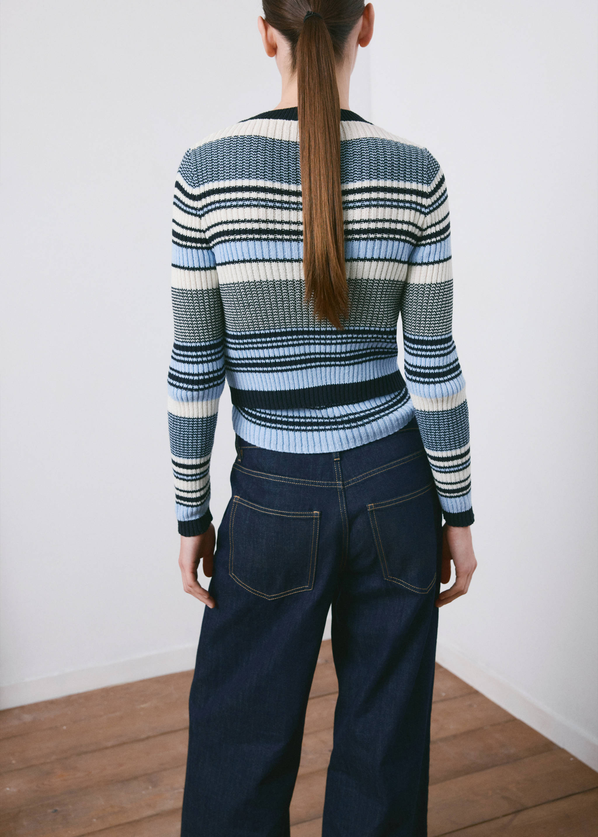 Strickcardigan mit Streifenmuster - Rückseite des Artikels