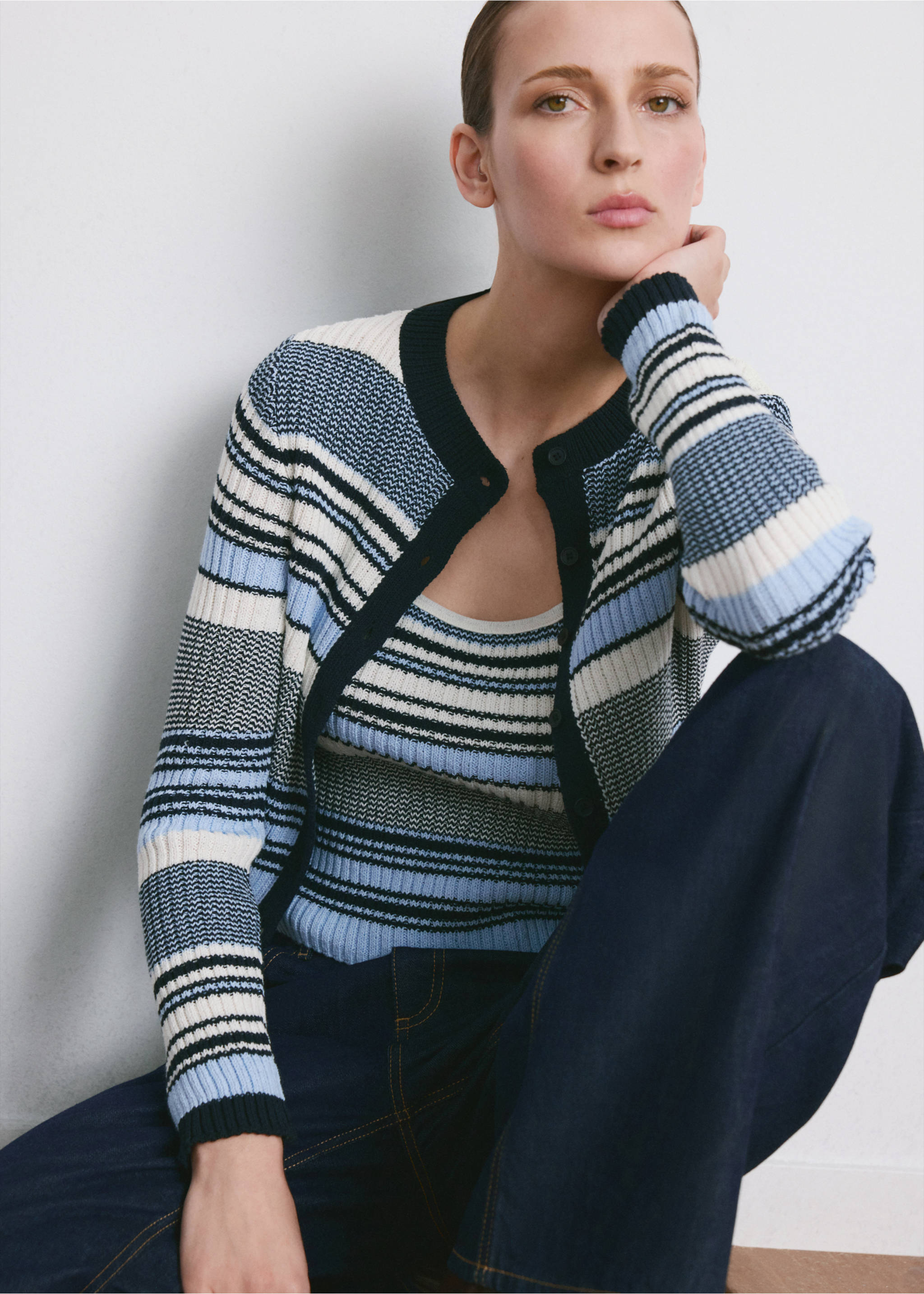 Strickcardigan mit Streifenmuster - Detail des Artikels 2, Blau. Ref: 27034099-00.