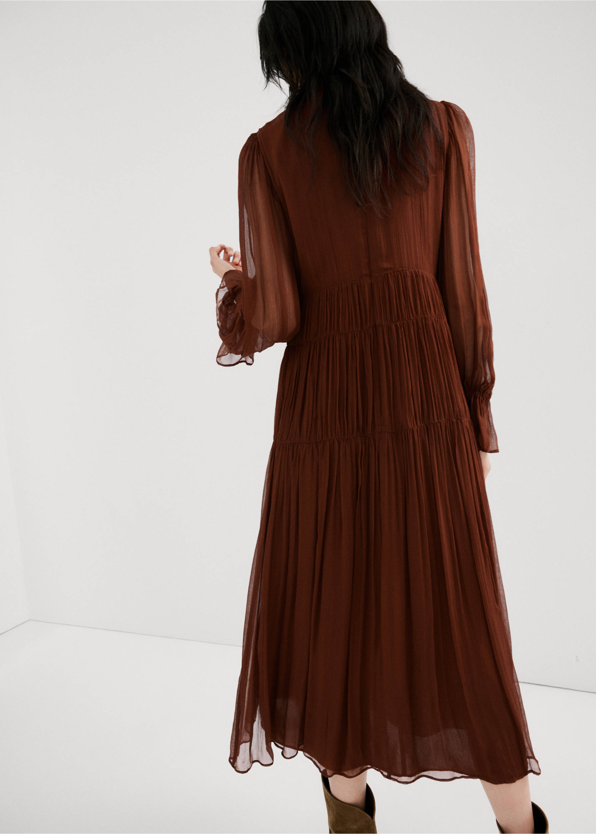 Pleated chiffon dress - Reverse of the article, Chocolate. Ref: 27034441-00.