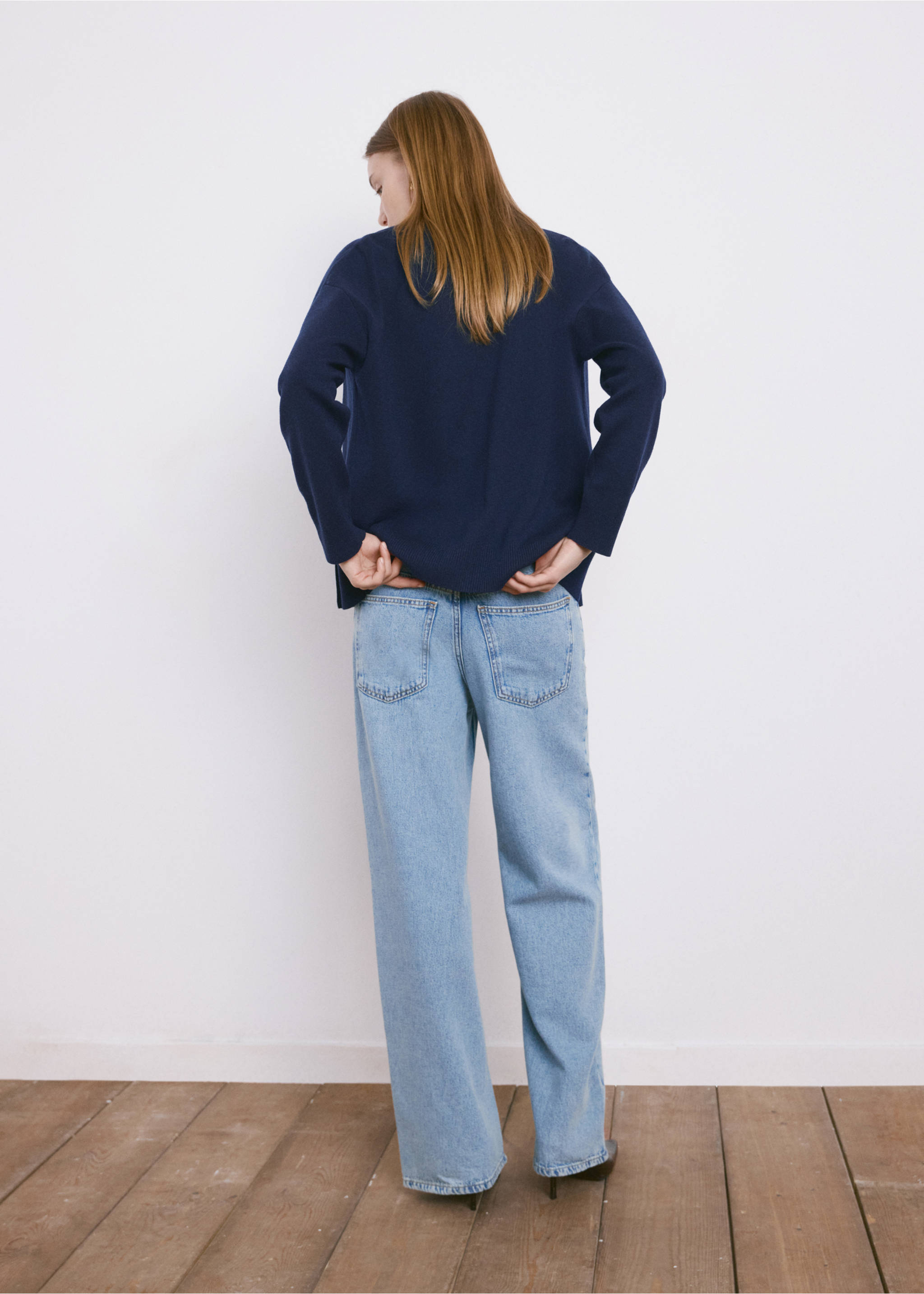Navy blue cardigan from the back, worn with light blue jeans, Dark Navy. Ref: 27034774-00.
