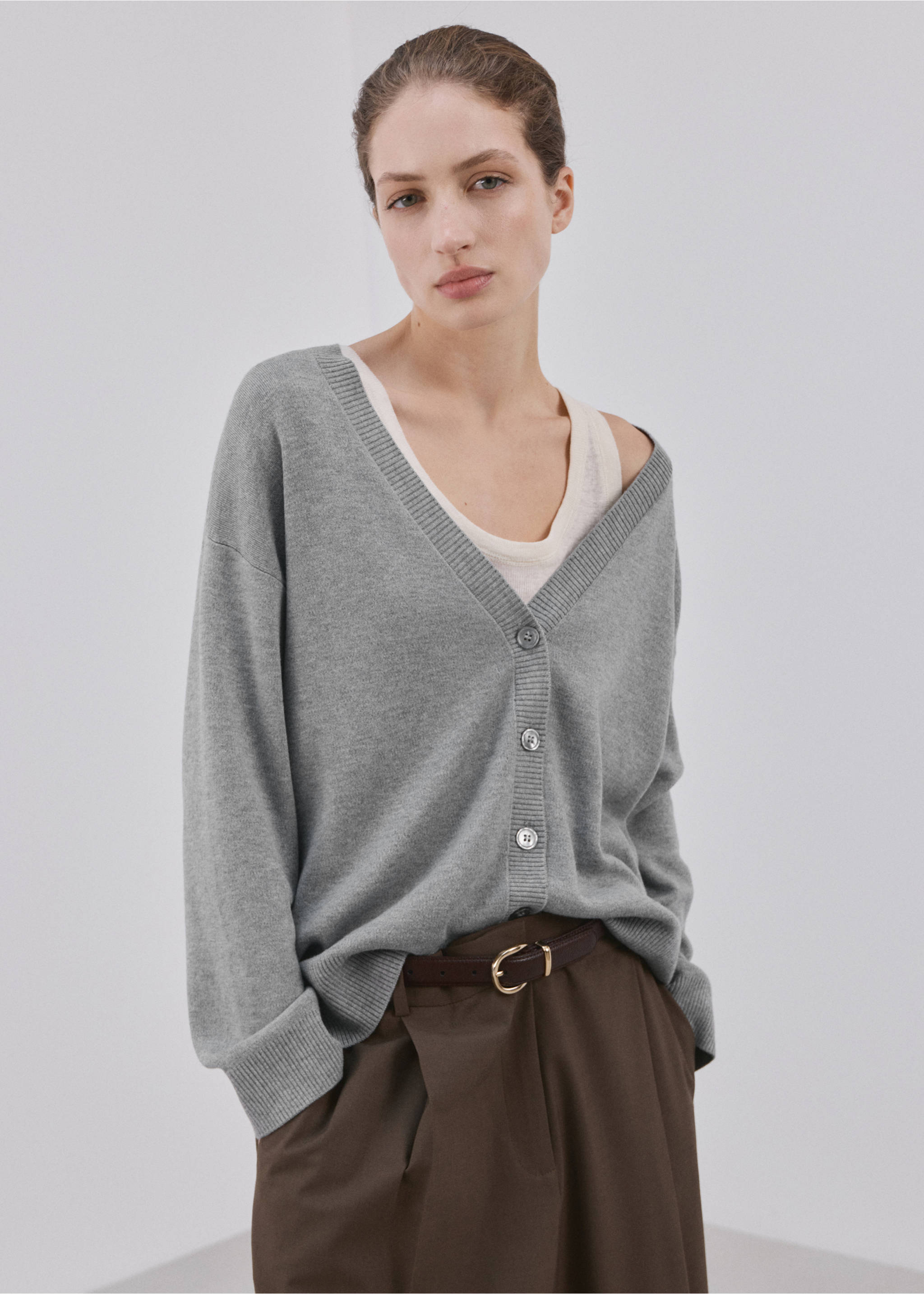 Oversized grey V-neck cardigan with button fastening., Medium Heather Grey. Ref: 27034774-00.